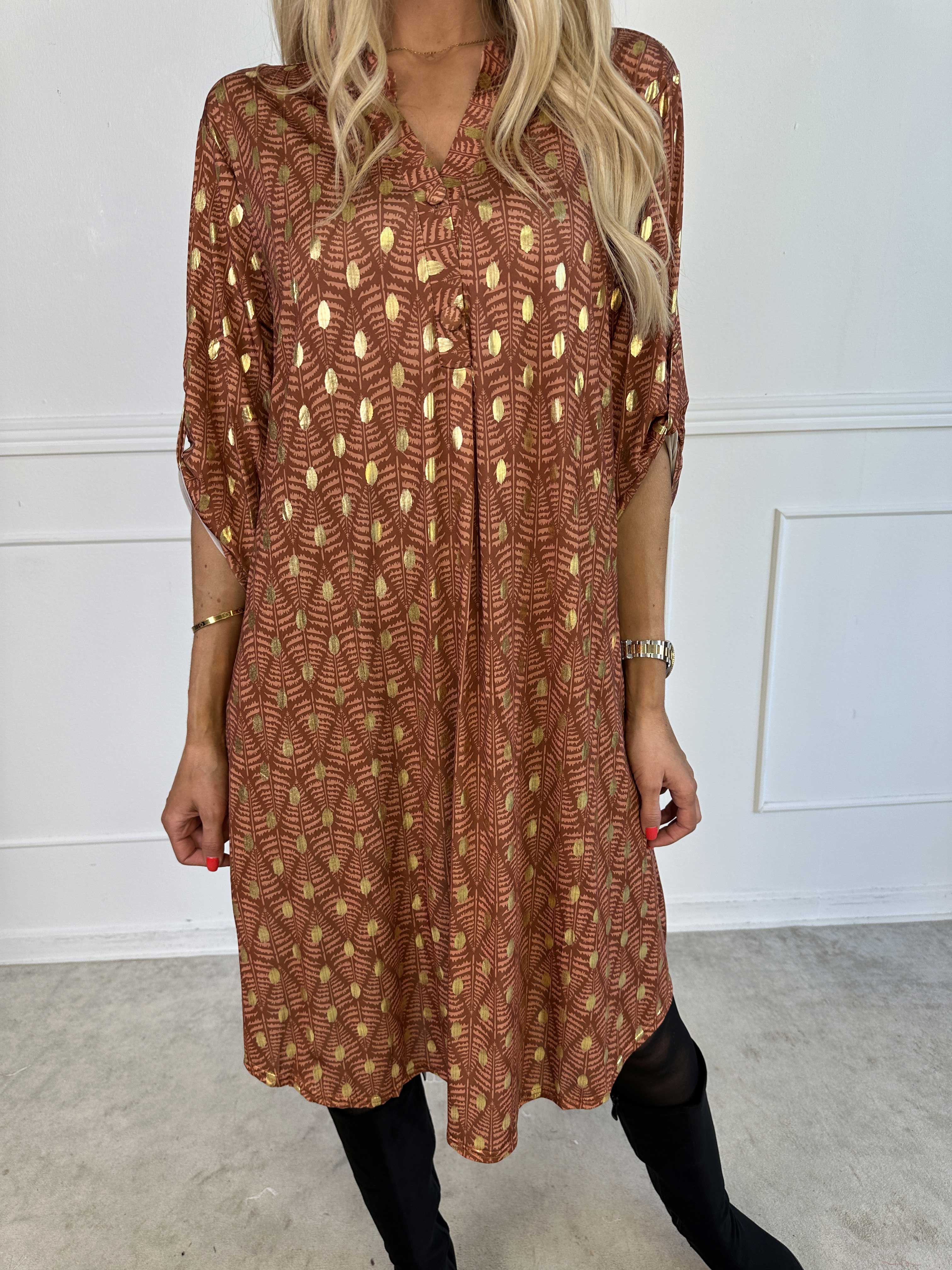 Ebba Forest Gold Long - Elastisk kjole med fint bladmønster og guld dutter