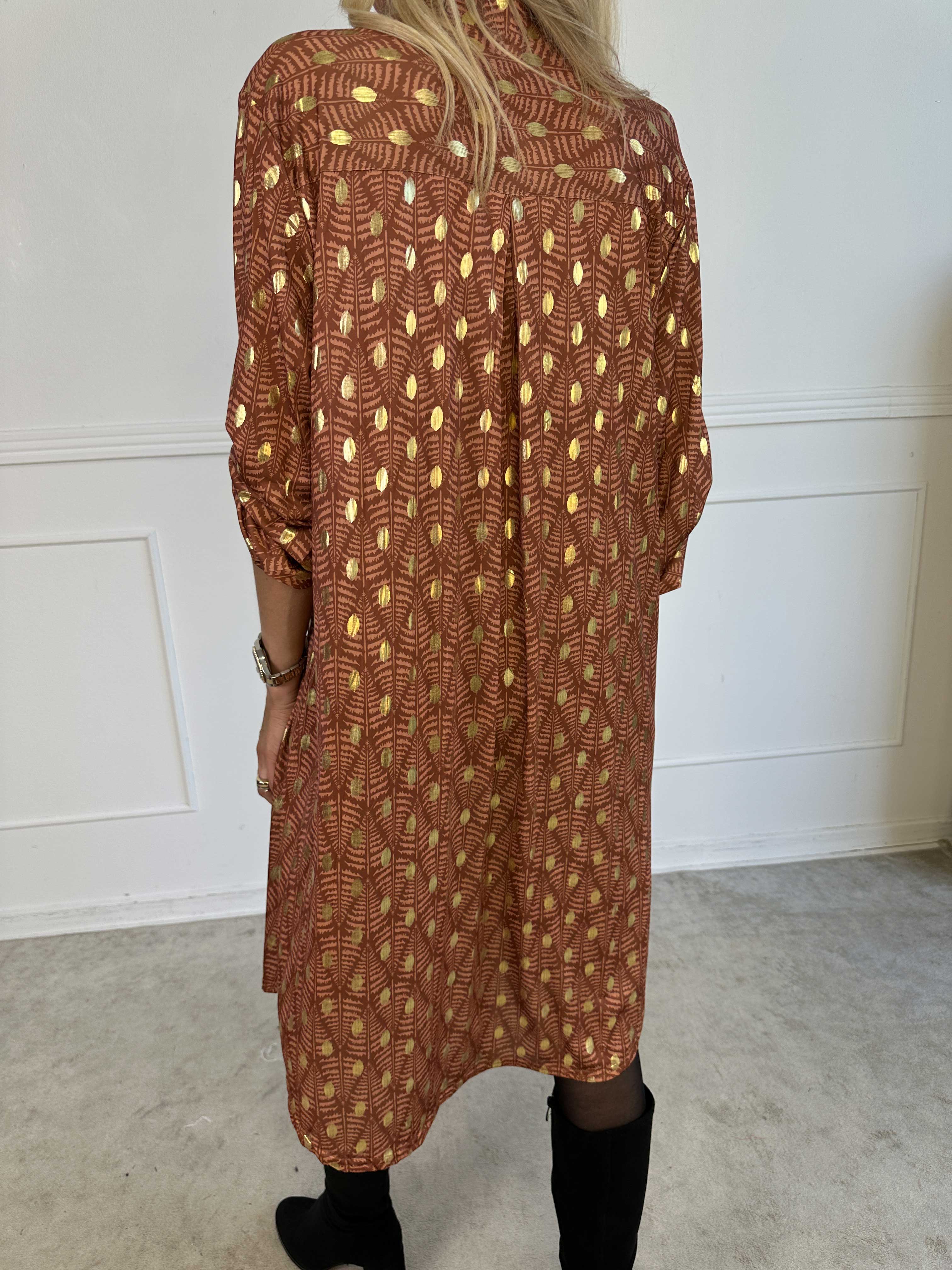 Ebba Forest Gold Long - Elastisk kjole med fint bladmønster og guld dutter