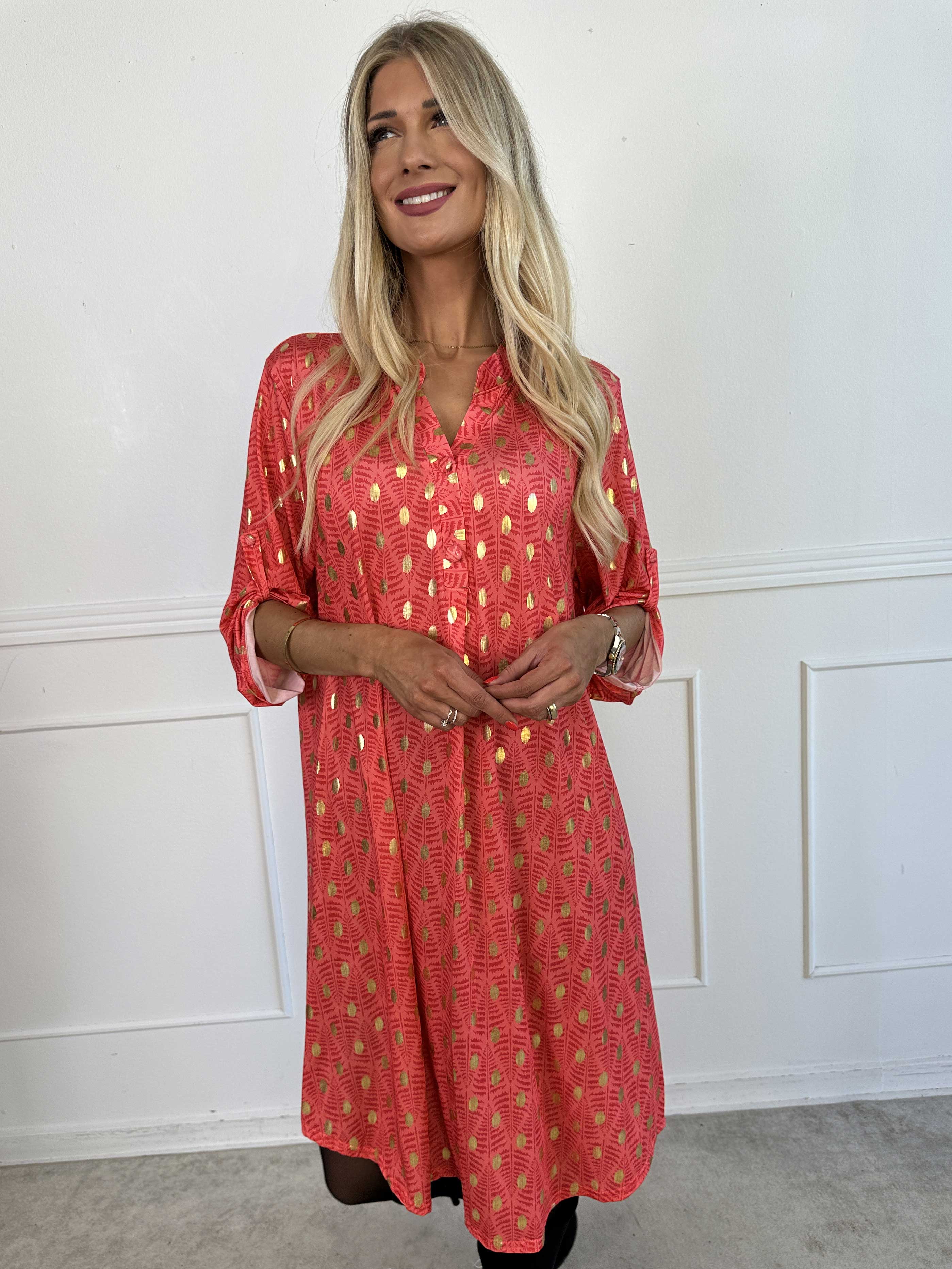 Ebba Forest Gold Long - Elastisk kjole med fint bladmønster og guld dutter