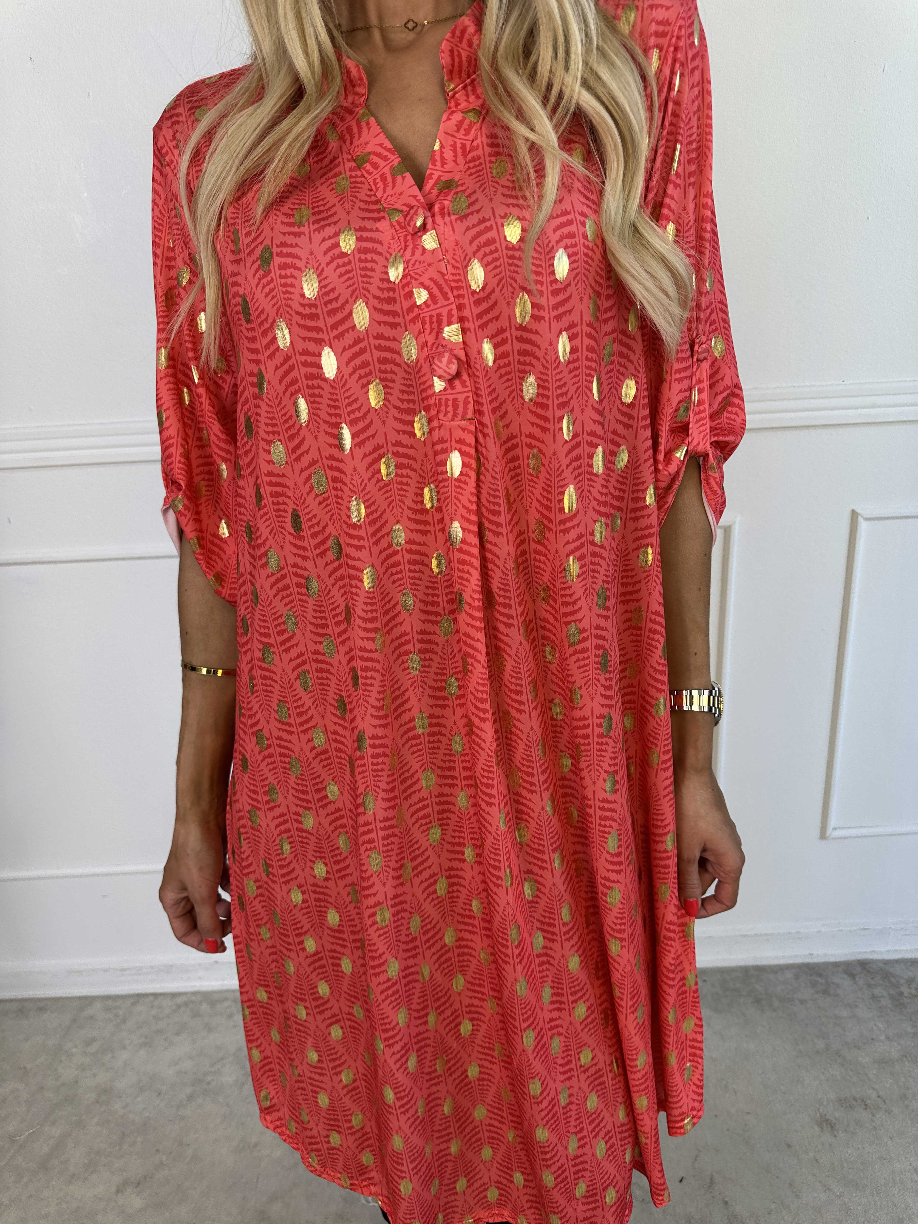 Ebba Forest Gold Long - Elastisk kjole med fint bladmønster og guld dutter