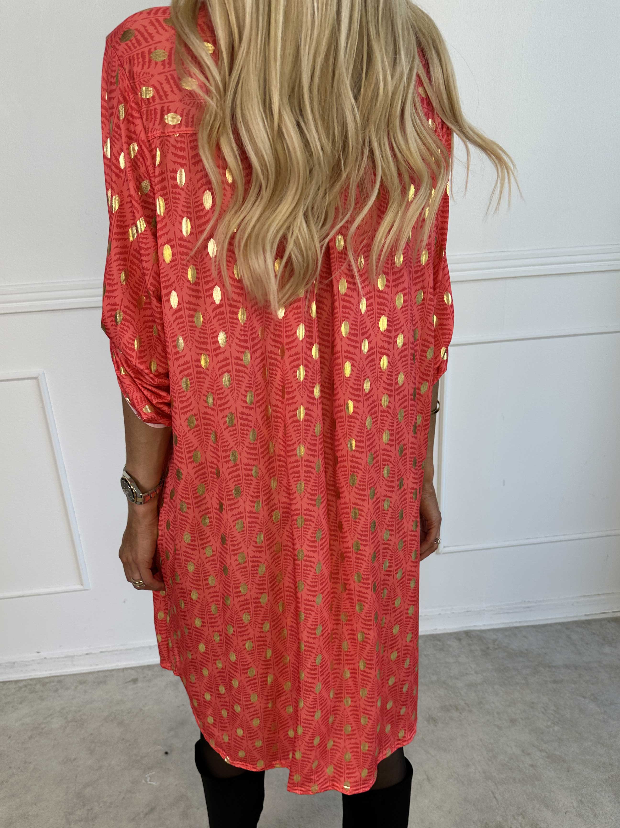 Ebba Forest Gold Long - Elastisk kjole med fint bladmønster og guld dutter