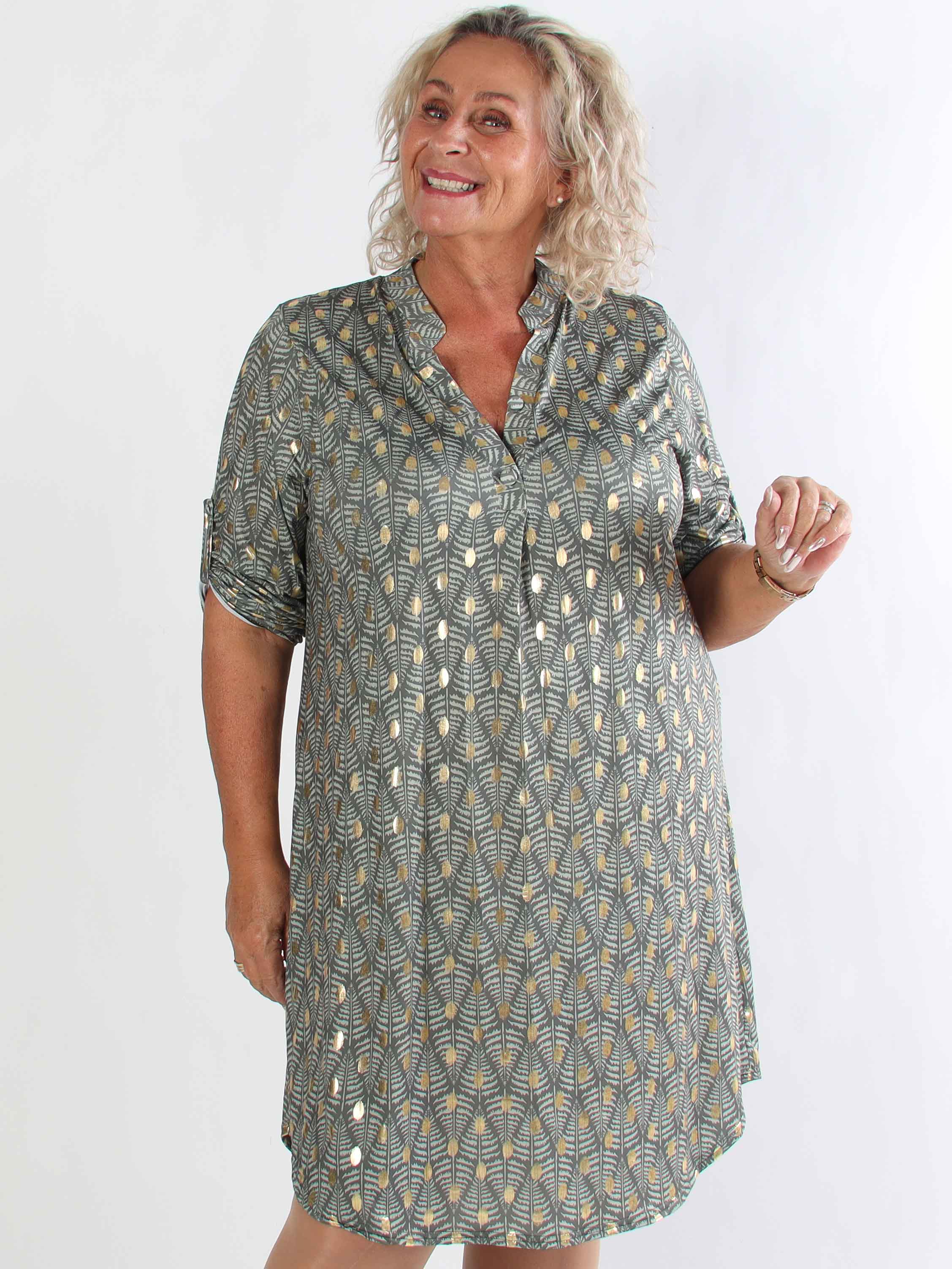 Ebba Forest Gold Long - Plus size kjole med fint bladmønster og guld dutter