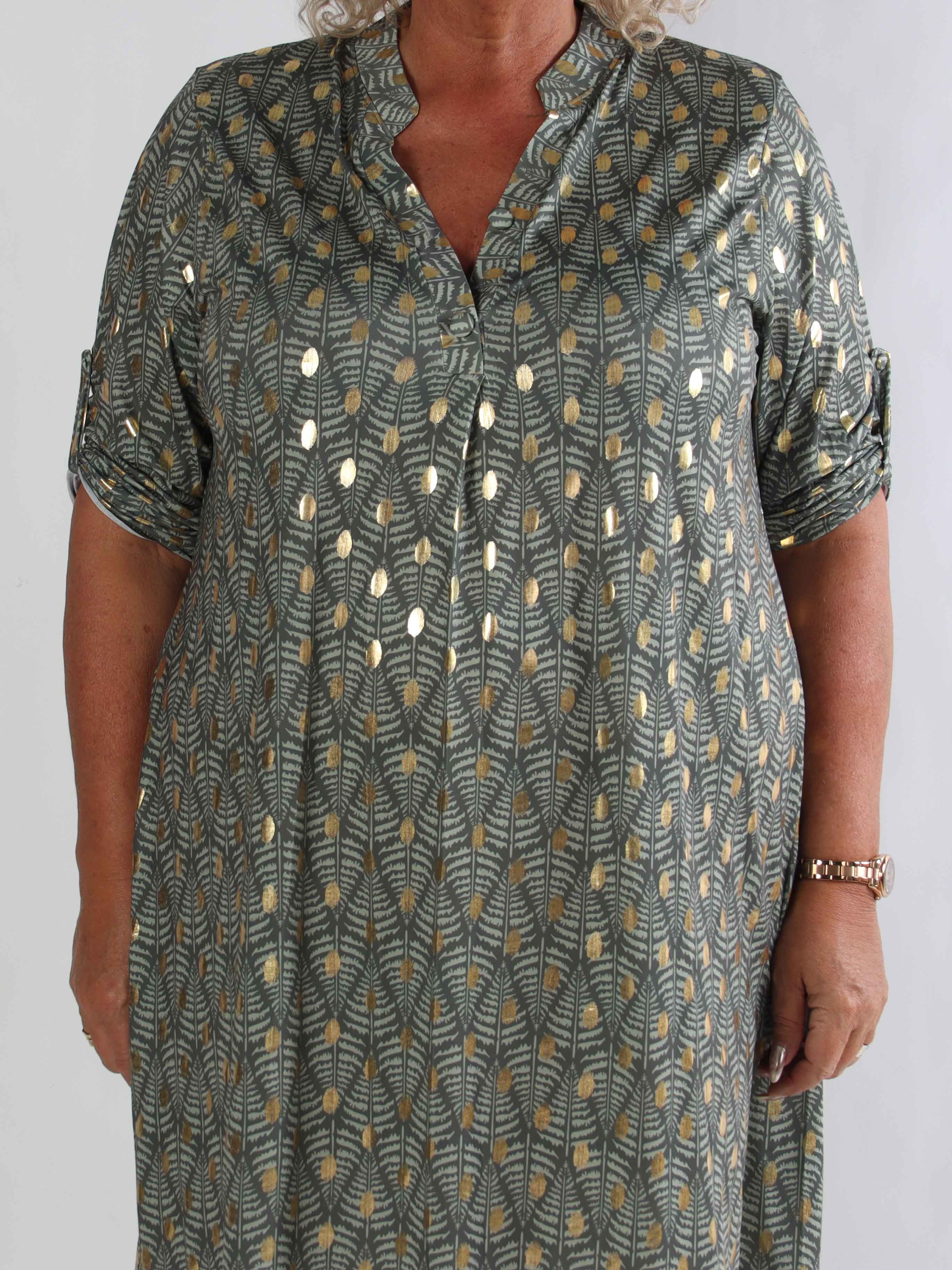 Ebba Forest Gold Long - Plus size kjole med fint bladmønster og guld dutter