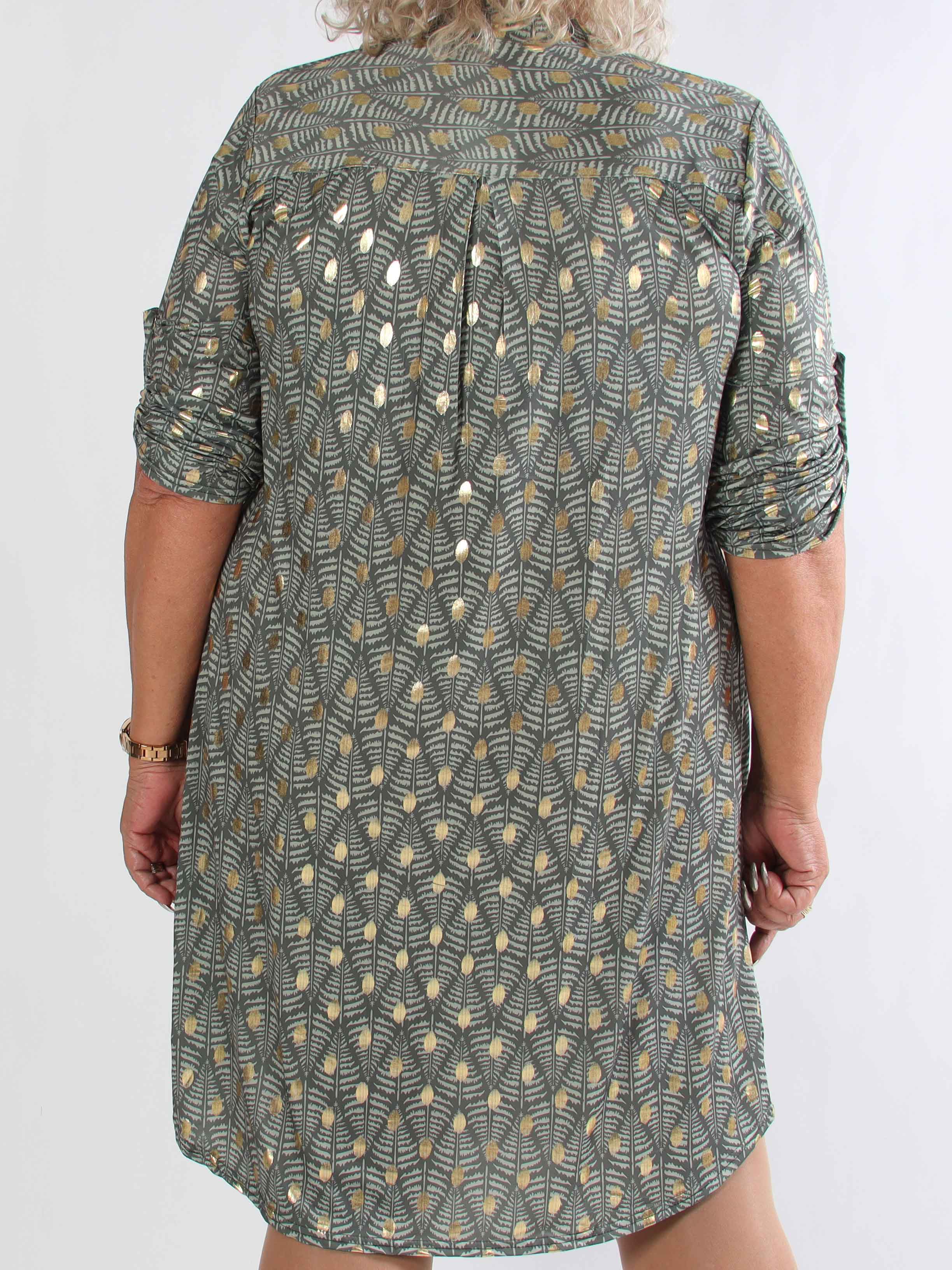 Ebba Forest Gold Long - Plus size kjole med fint bladmønster og guld dutter