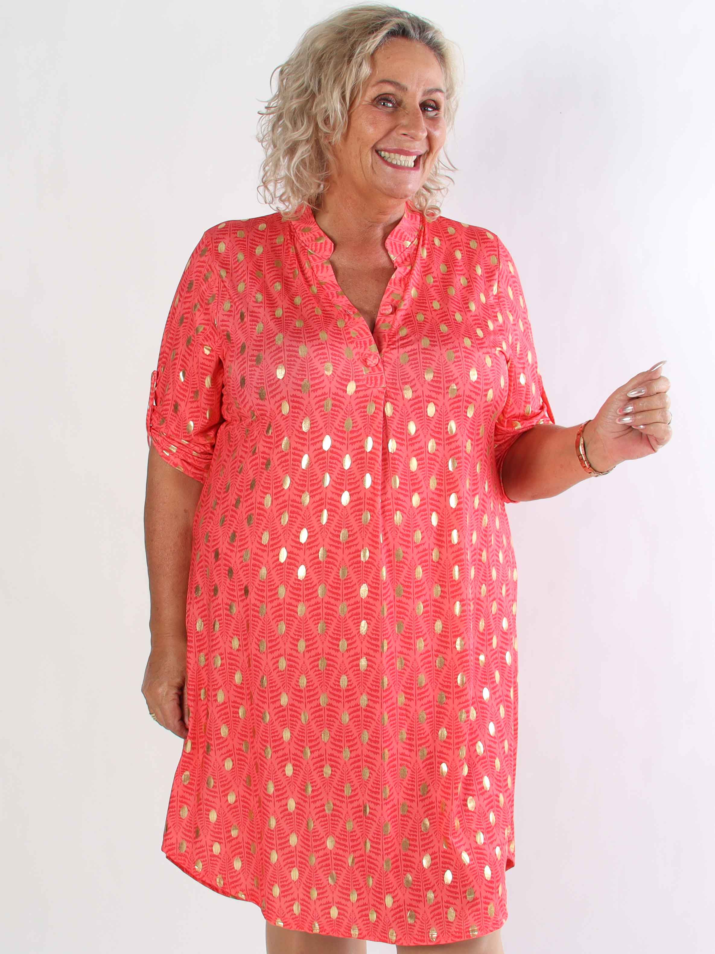 Ebba Forest Gold Long - Plus size kjole med fint bladmønster og guld dutter