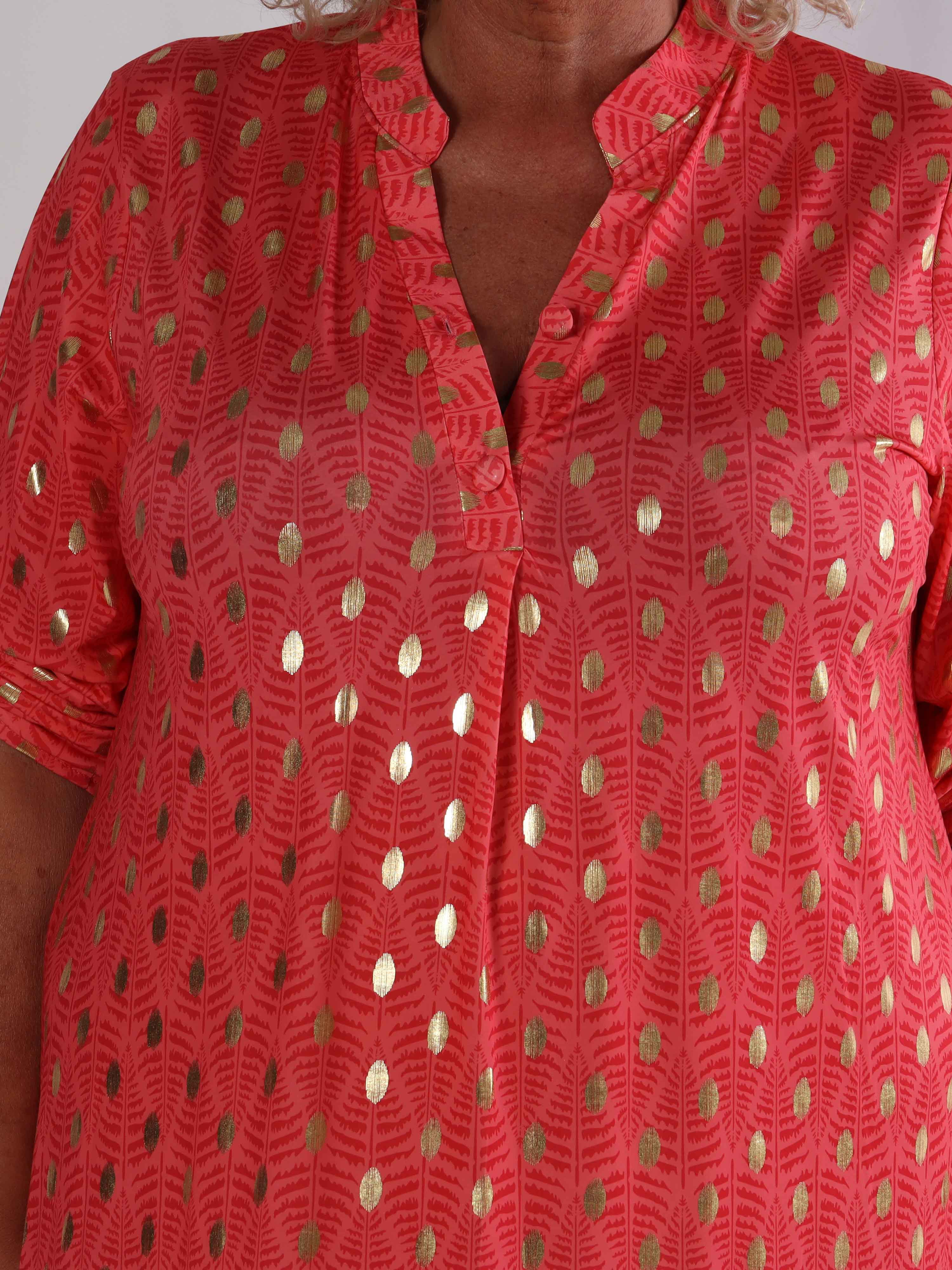 Ebba Forest Gold Long - Plus size kjole med fint bladmønster og guld dutter