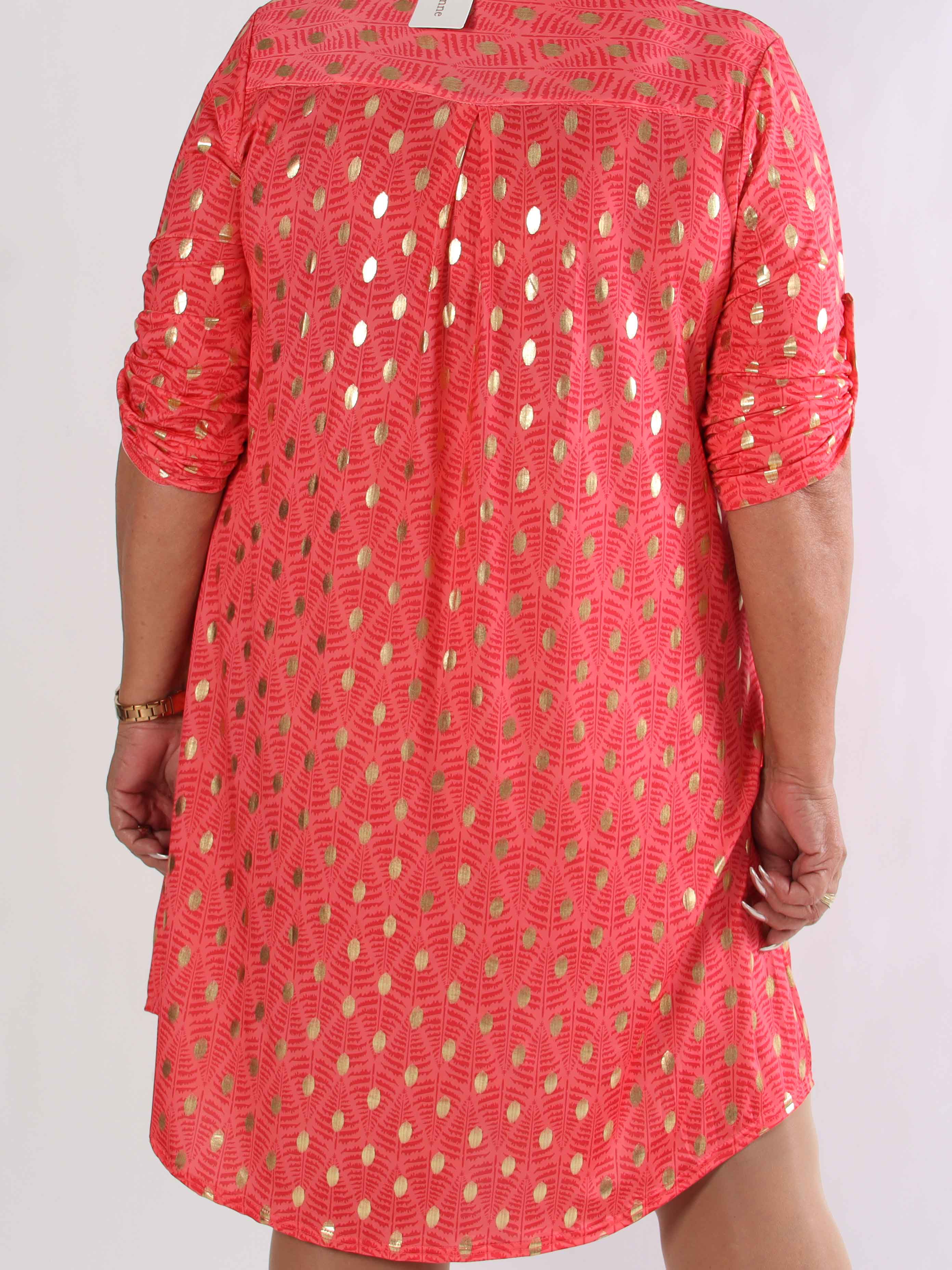 Ebba Forest Gold Long - Plus size kjole med fint bladmønster og guld dutter