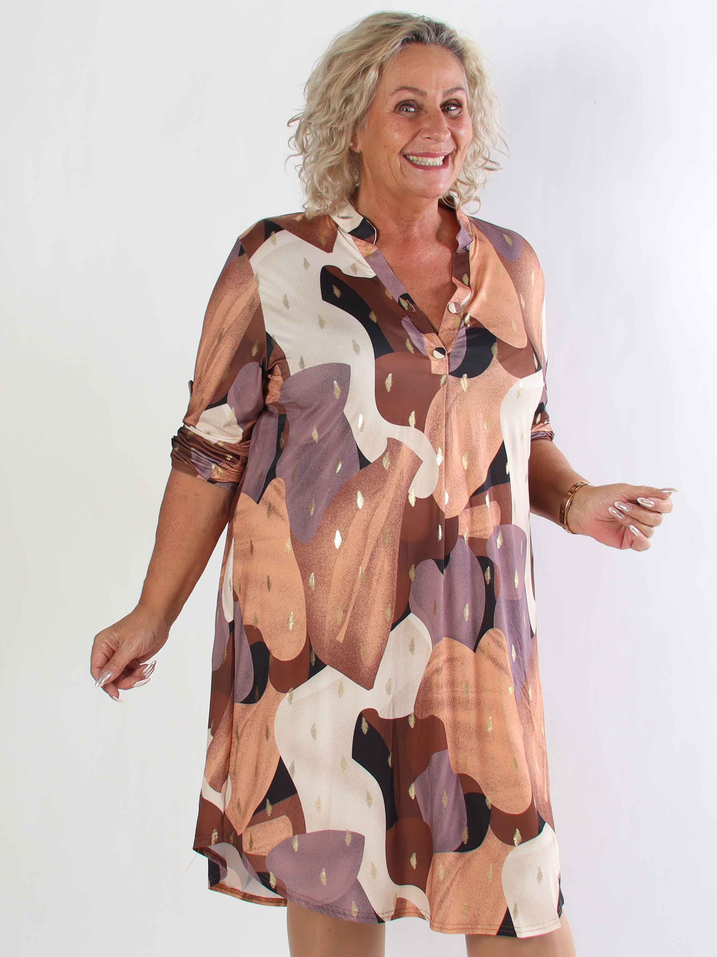 Ebba Glow Gold - Flerfarvet elastisk plus size kjole med guld detaljer