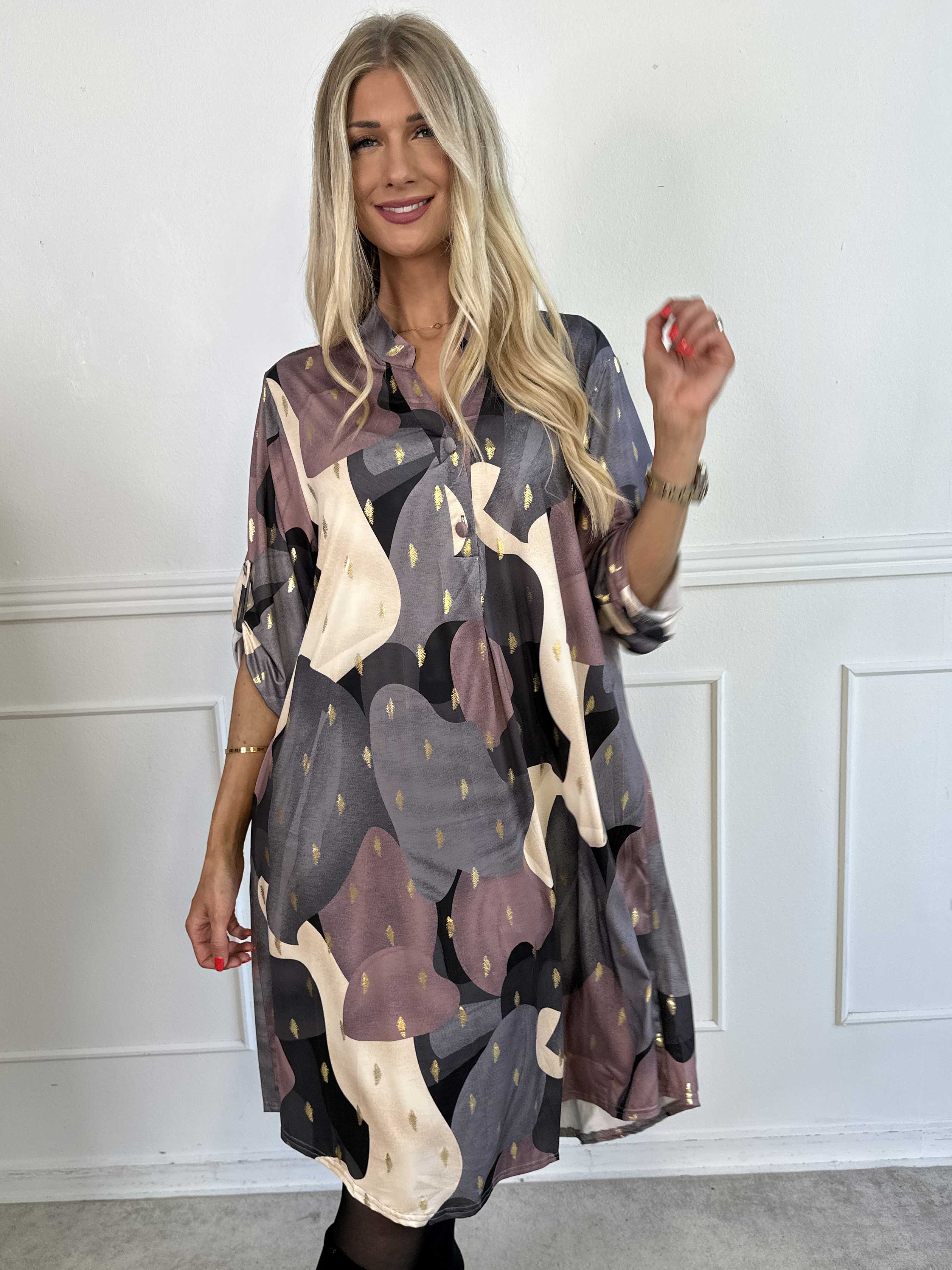 Ebba Glow Gold - Flerfarvet elastisk kjole med guld detaljer