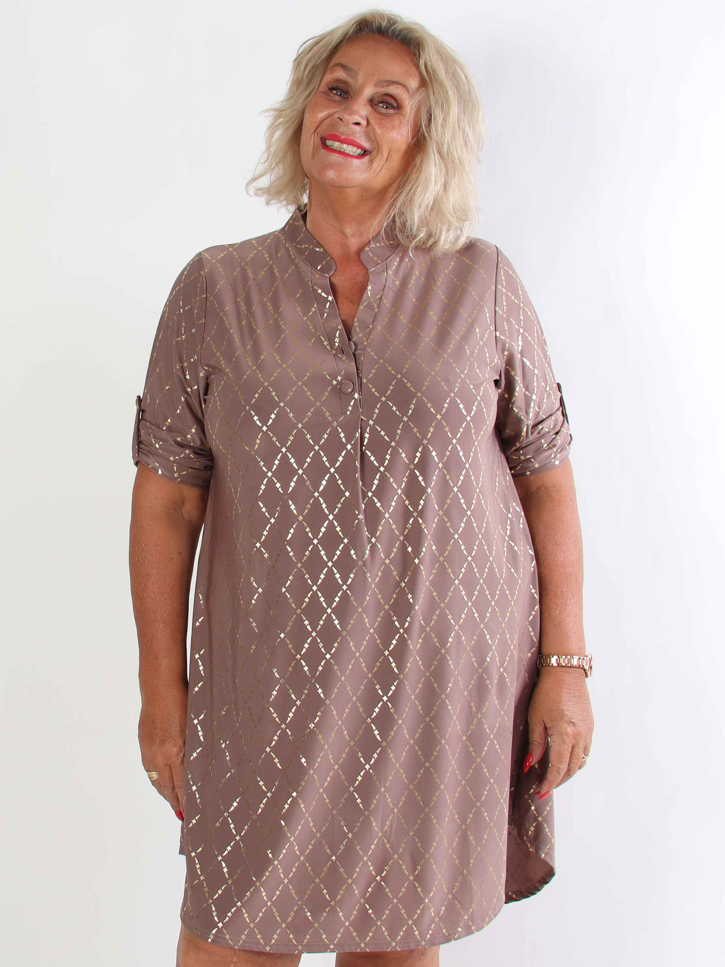 Ebba Gold Check Long - Elastisk plus size kjole med guld detaljer