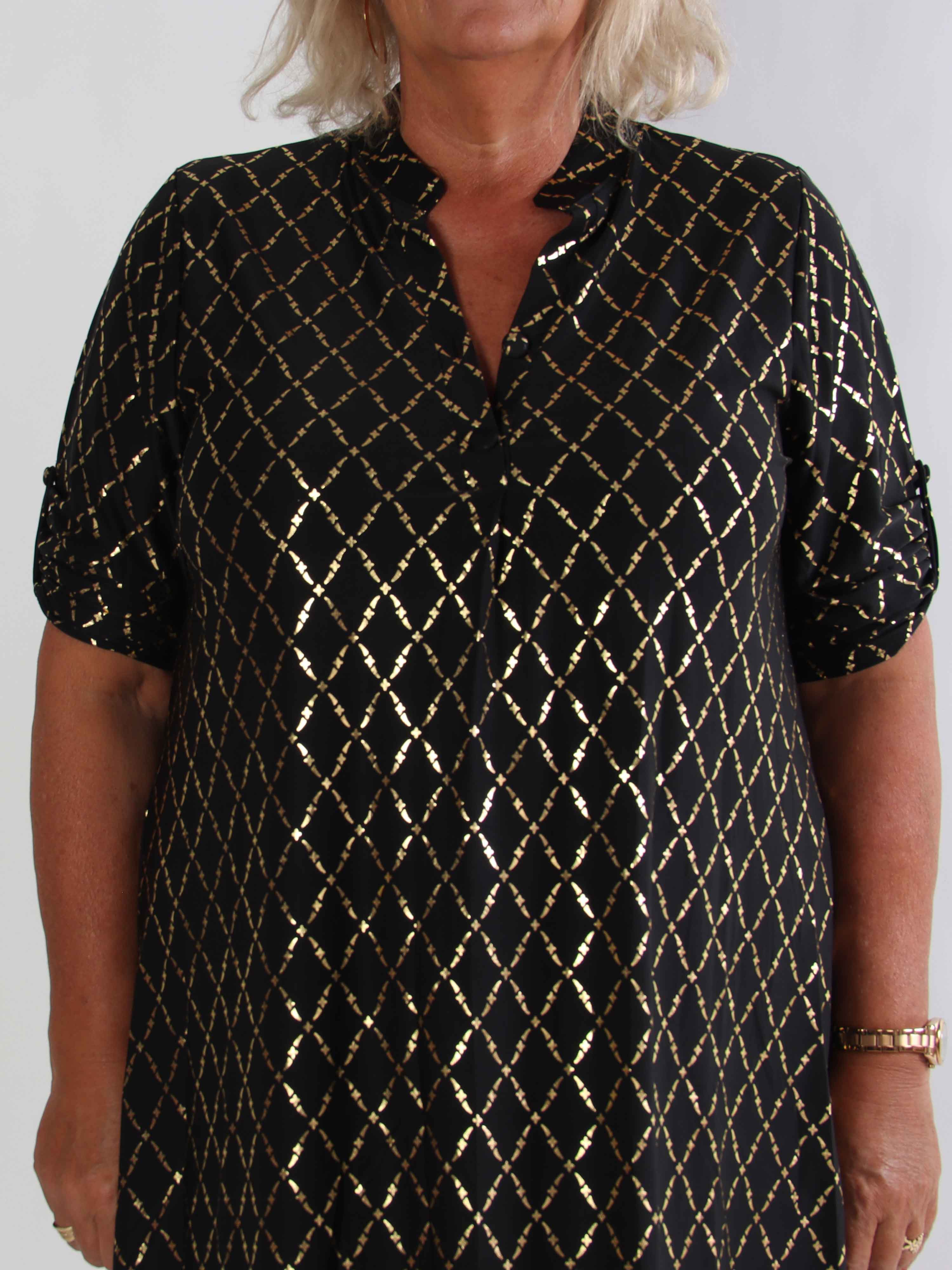 Ebba Gold Check Long - Elastisk plus size kjole med guld detaljer