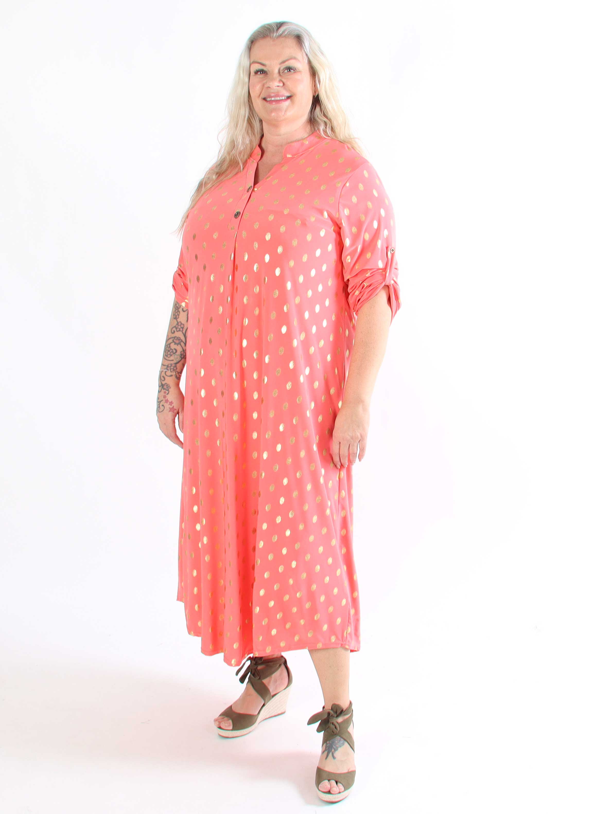 Ebba Gold Dress - Elastisk plus size lang kjole med guld prikker