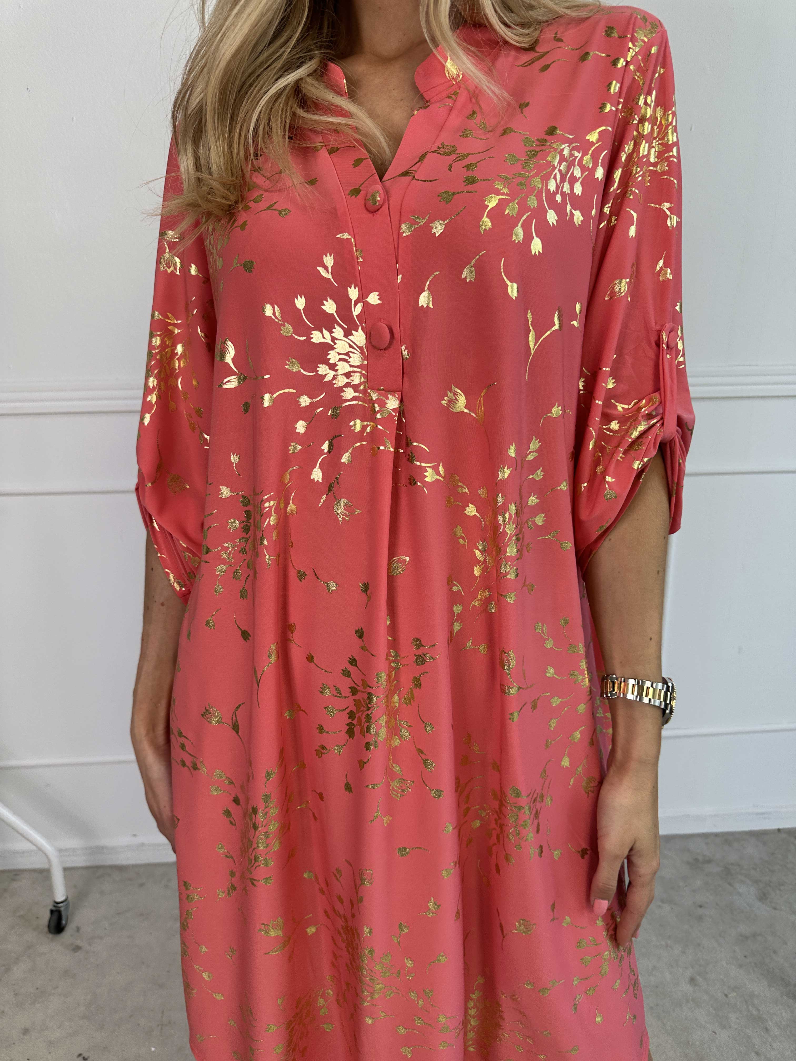 Ebba Gold Leaf Long - Elastisk ensfarvet kjole med guld blomsterprint