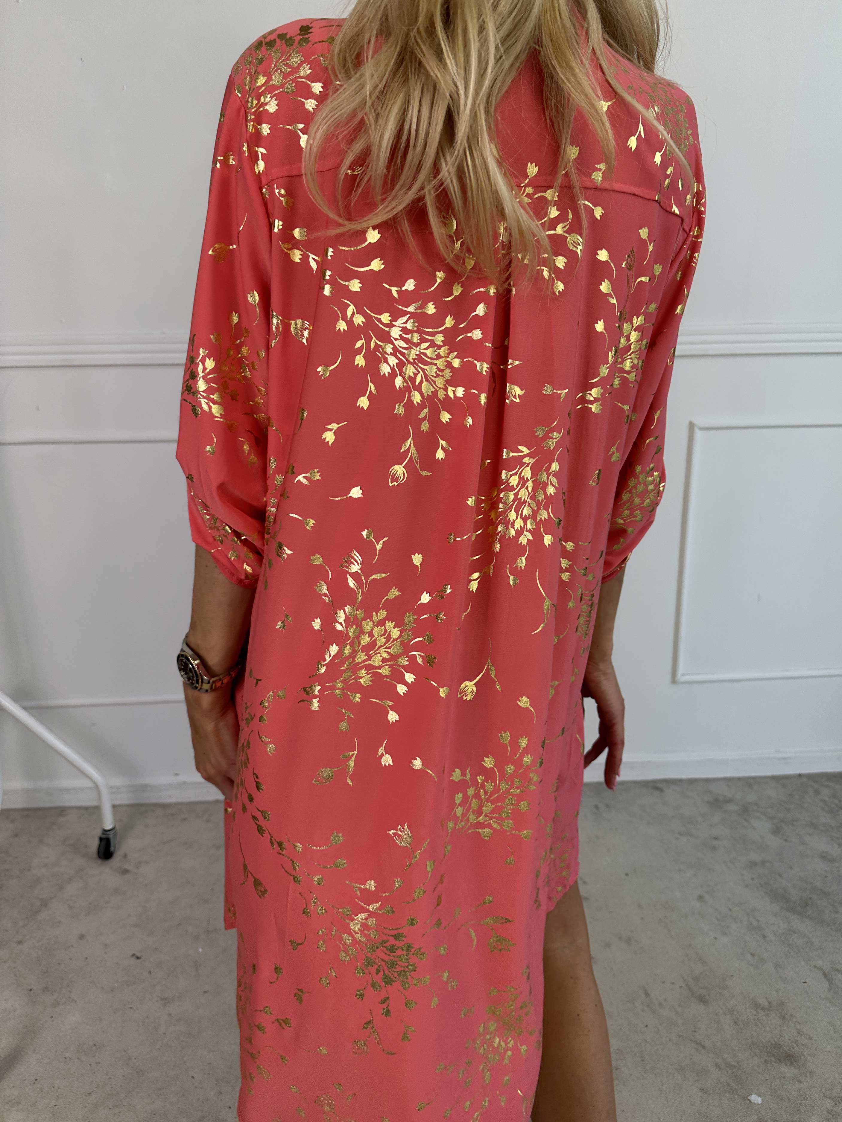 Ebba Gold Leaf Long - Elastisk ensfarvet kjole med guld blomsterprint