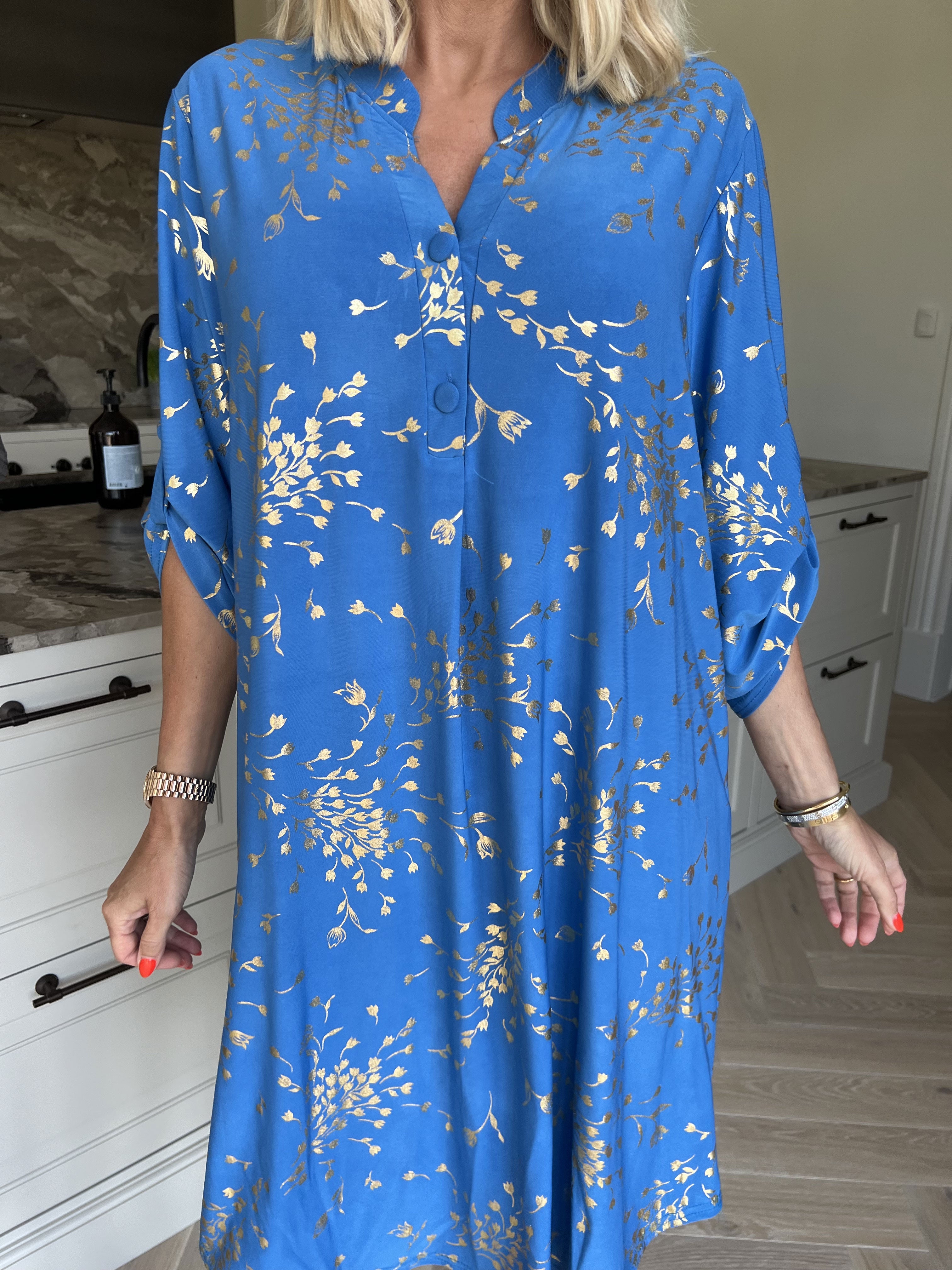 Ebba Gold Leaf Long - Elastisk ensfarvet kjole med guld blomsterprint