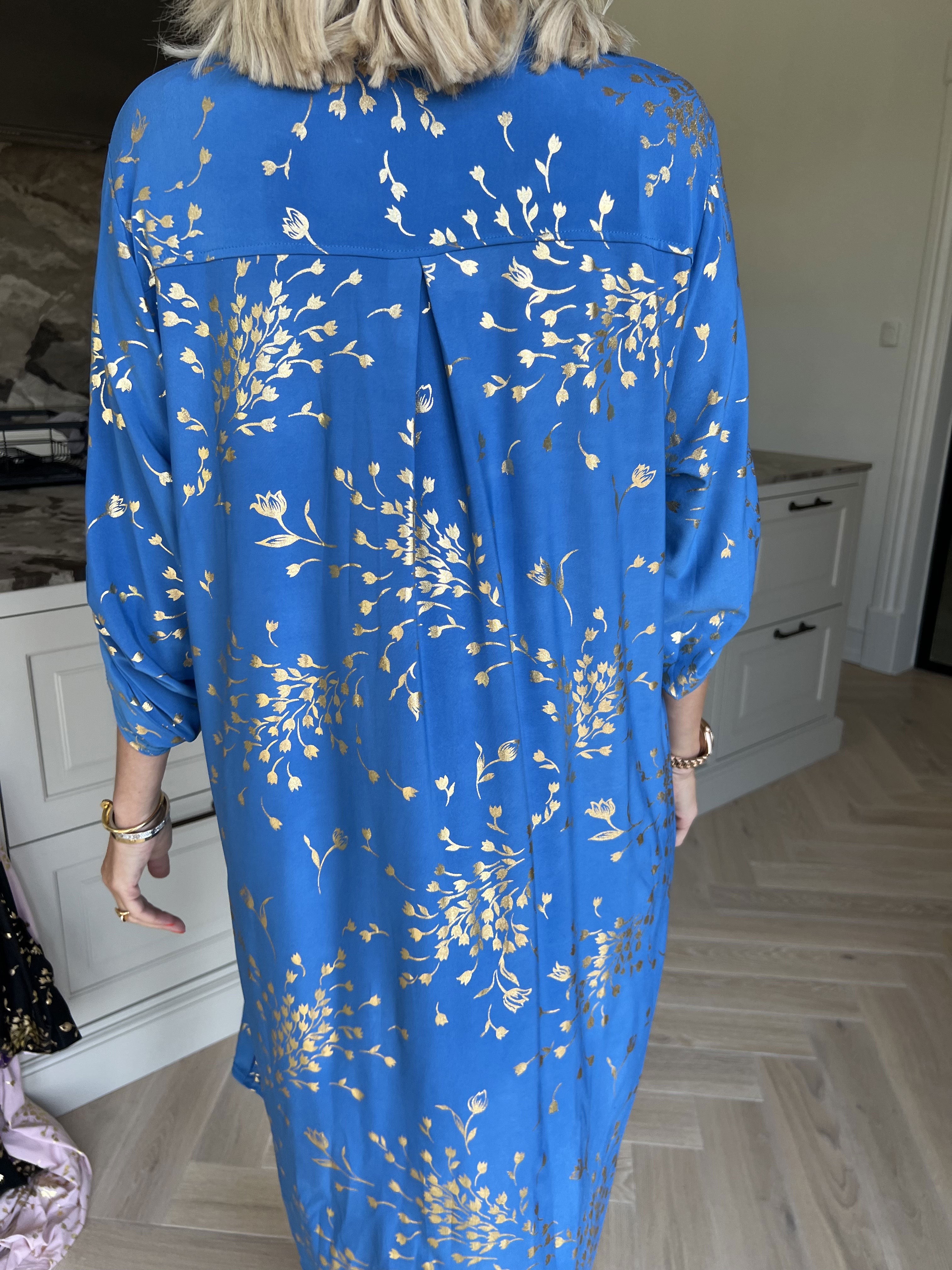 Ebba Gold Leaf Long - Elastisk ensfarvet kjole med guld blomsterprint