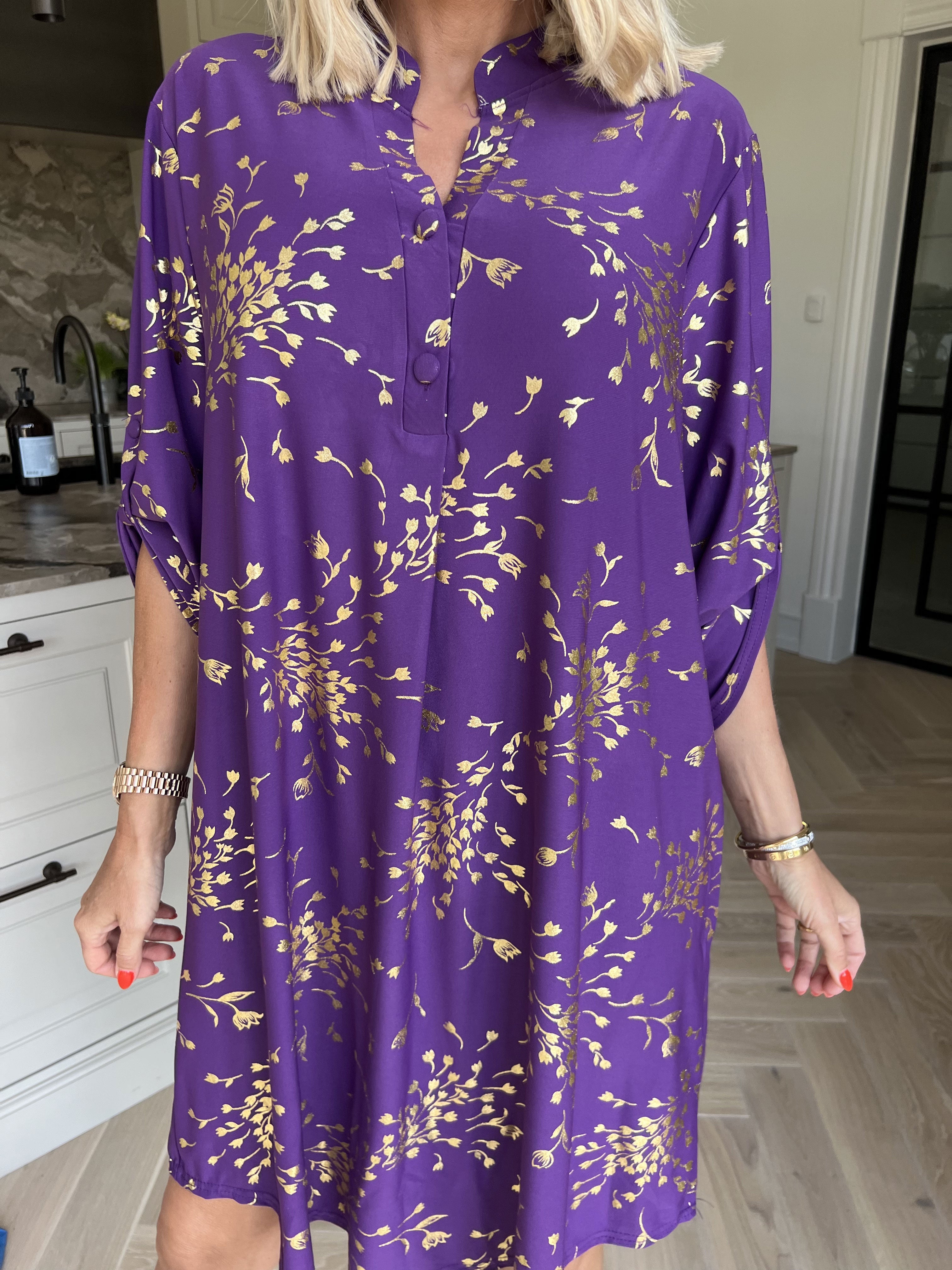 Ebba Gold Leaf Long - Elastisk ensfarvet kjole med guld blomsterprint