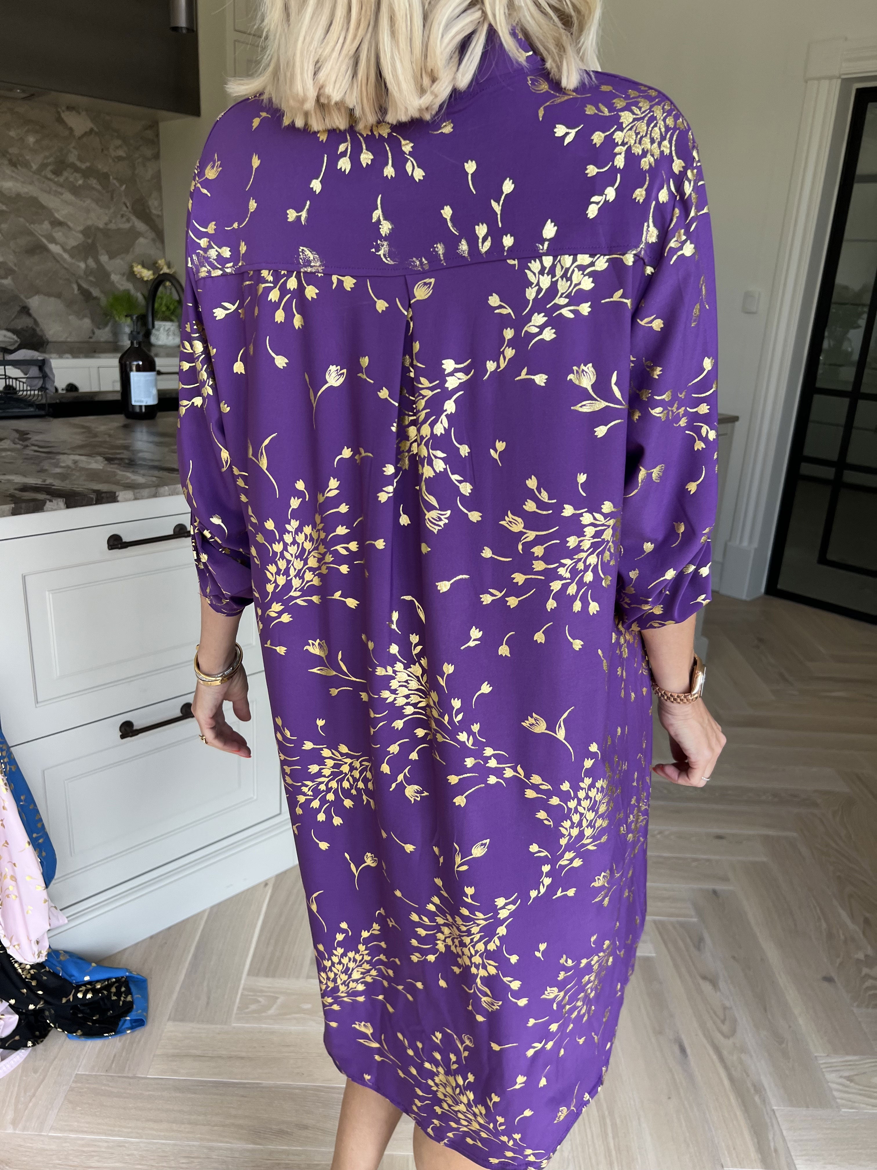 Ebba Gold Leaf Long - Elastisk ensfarvet kjole med guld blomsterprint