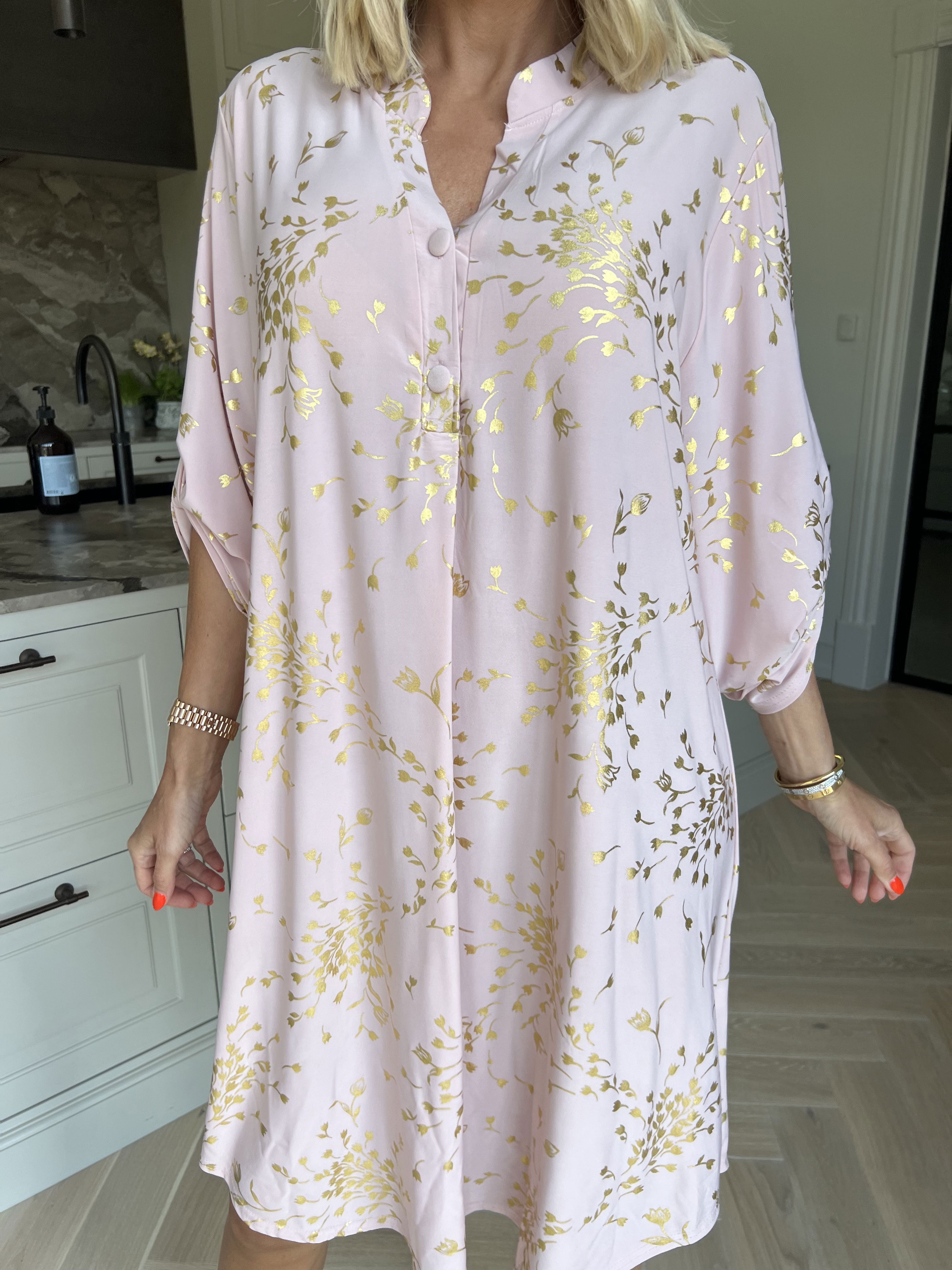 Ebba Gold Leaf Long - Elastisk ensfarvet kjole med guld blomsterprint