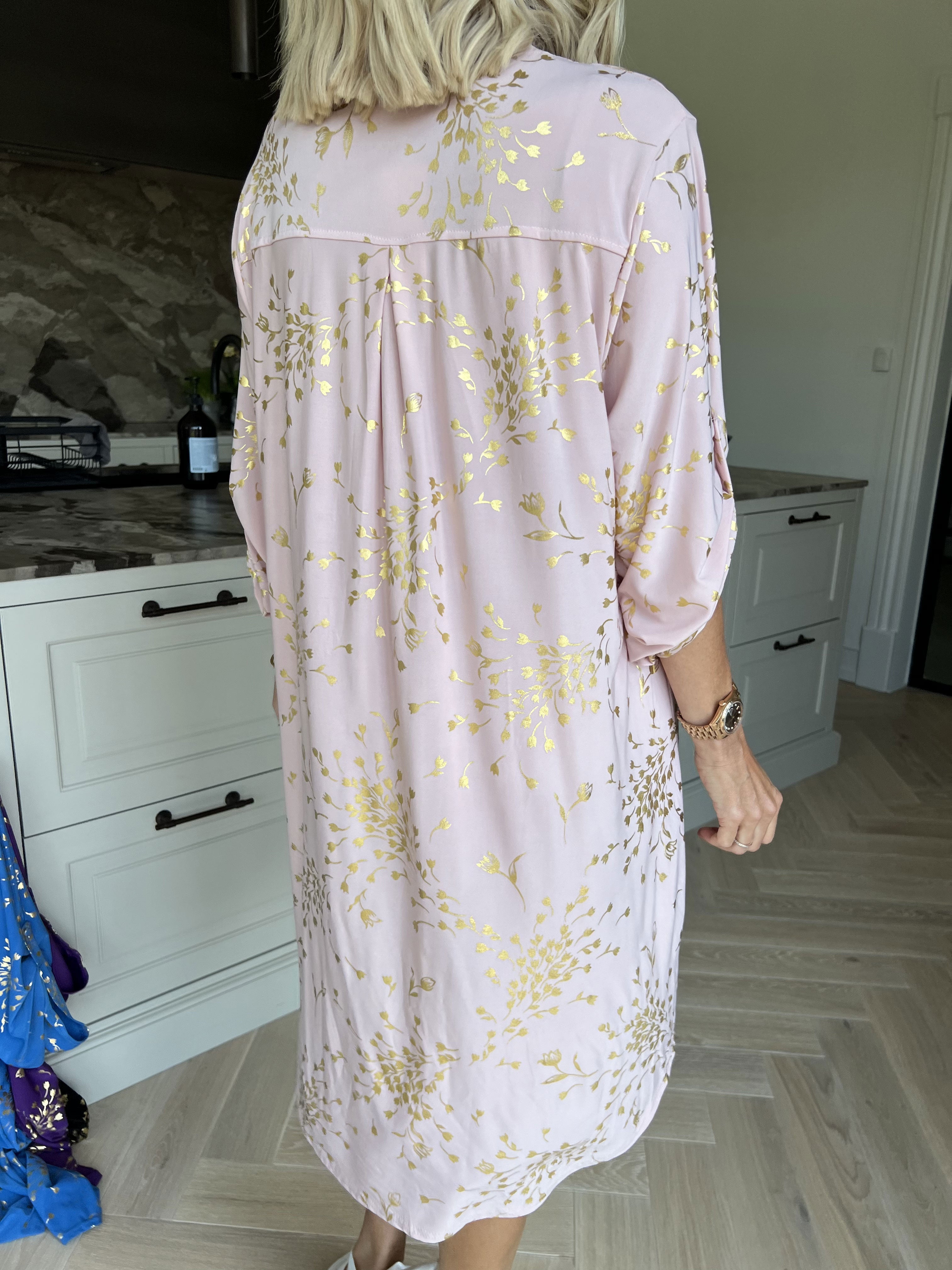 Ebba Gold Leaf Long - Elastisk ensfarvet kjole med guld blomsterprint