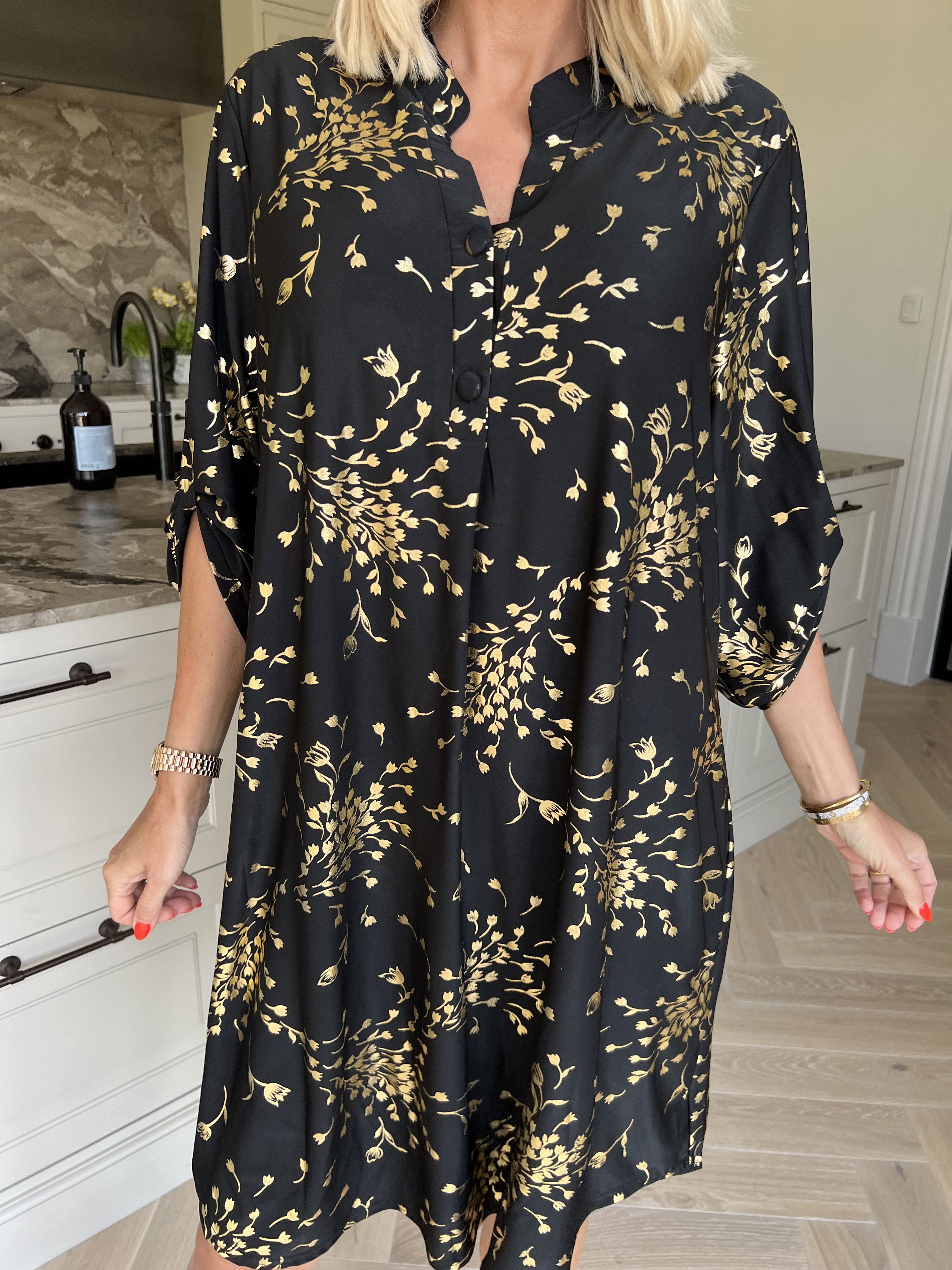 Ebba Gold Leaf Long - Elastisk ensfarvet kjole med guld blomsterprint