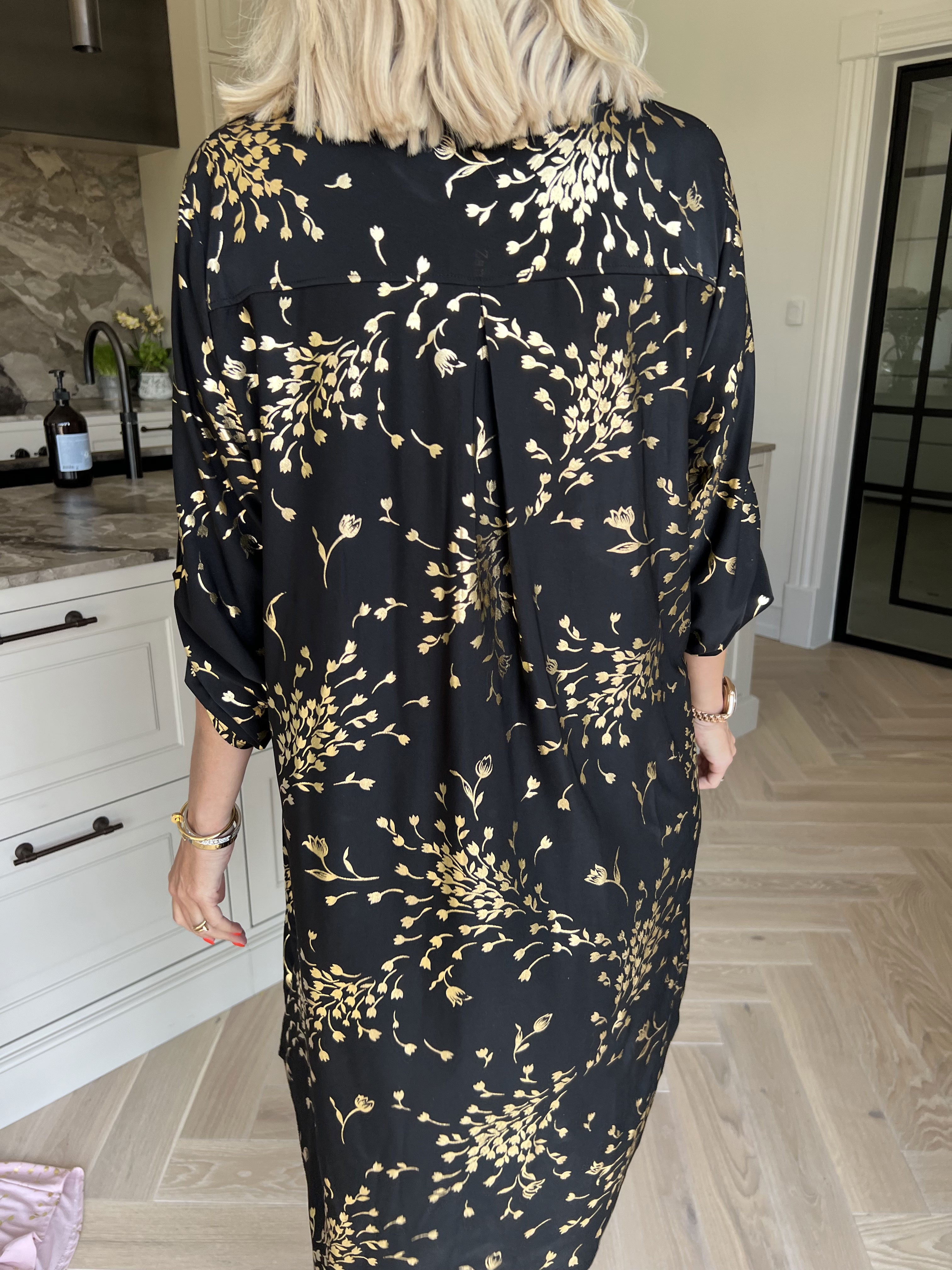 Ebba Gold Leaf Long - Elastisk ensfarvet kjole med guld blomsterprint