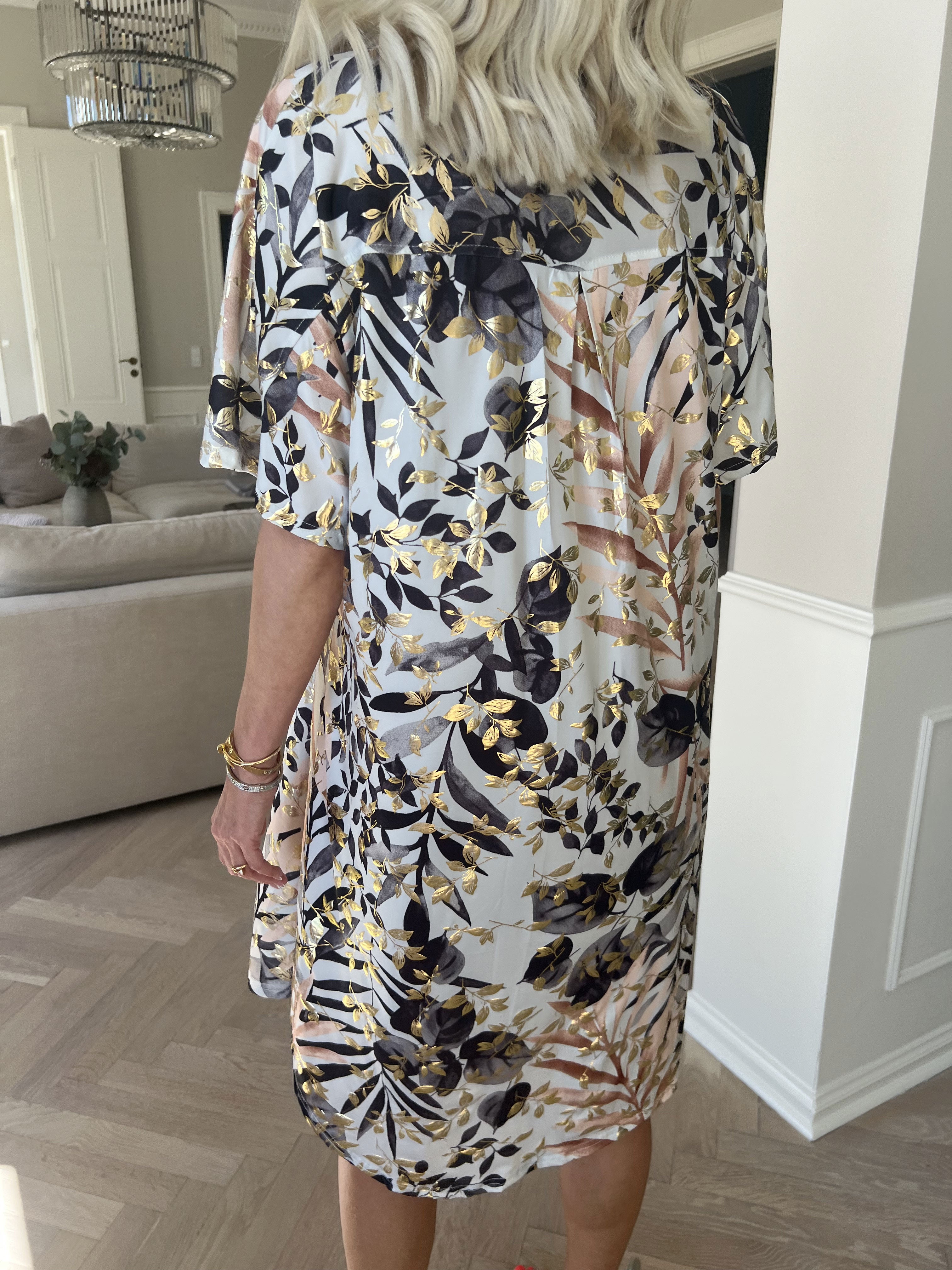 Ebba Gold Leaf Sleeveless - Skjortekjole i elastisk stof med bladprint