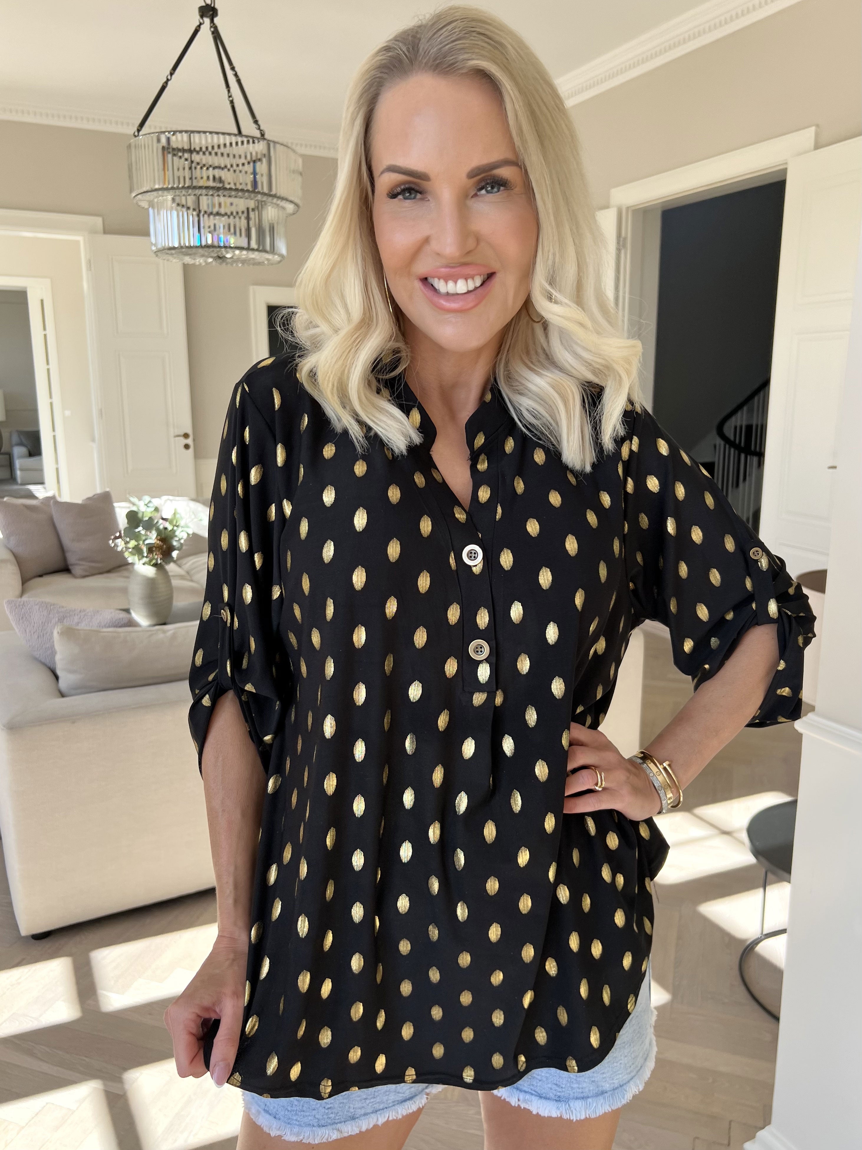 Ebba Gold Shirt - Elastisk bluse med guld dutter