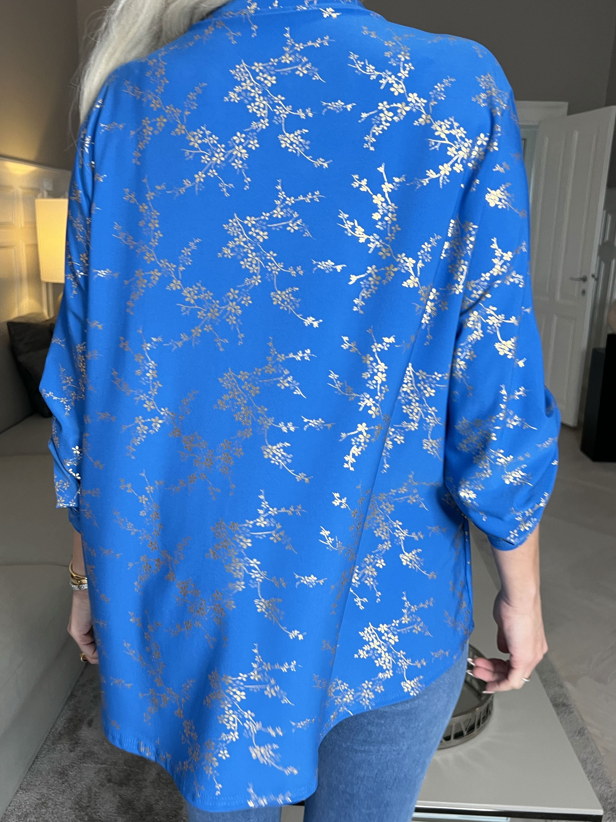 Ebba Gold - Sød bluse i elastisk stof med gulddetaljer