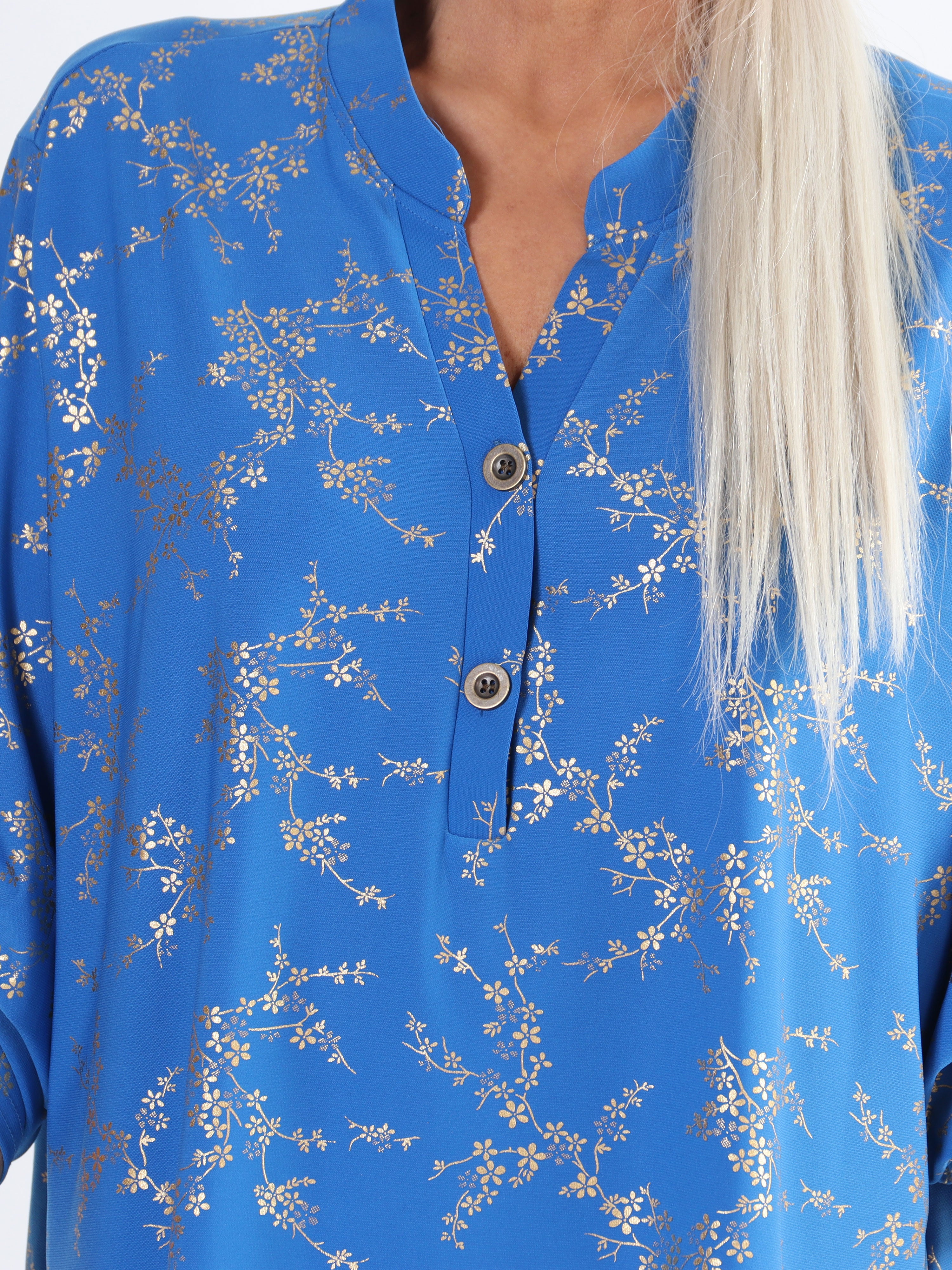 Ebba Gold - Sød plus size bluse i elastisk stof med gulddetaljer