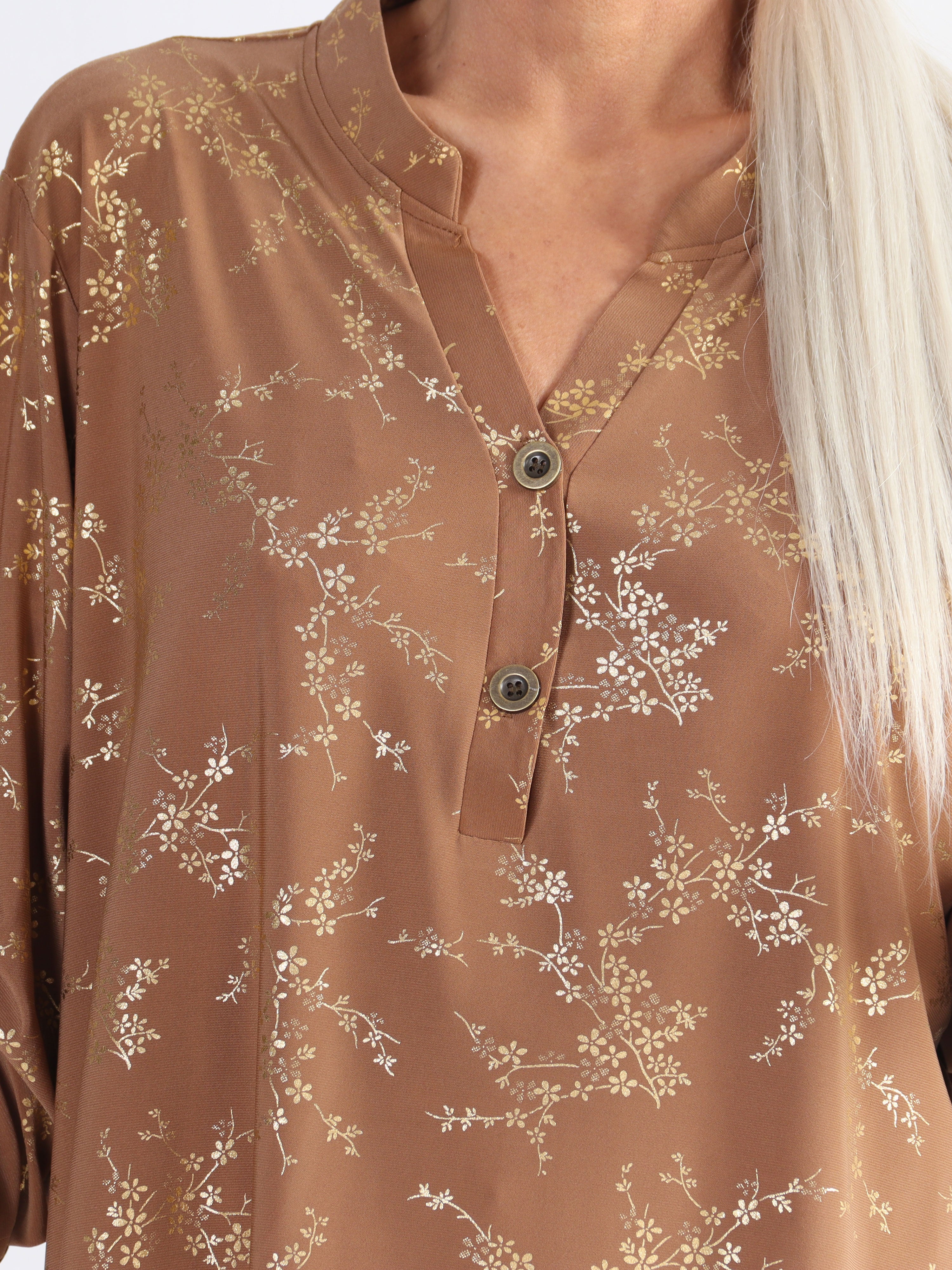 Ebba Gold - Sød plus size bluse i elastisk stof med gulddetaljer