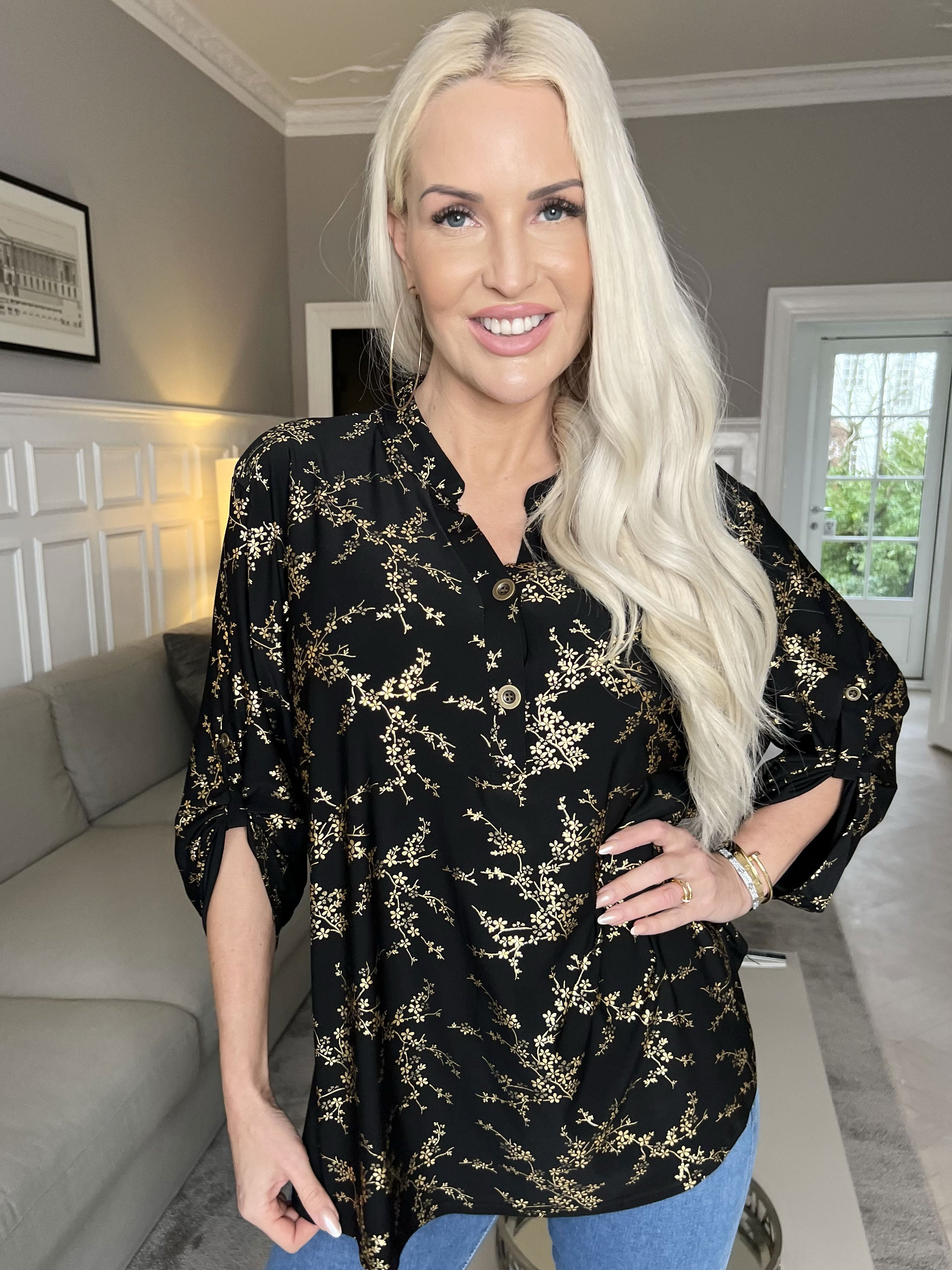 Ebba Gold - Sød bluse i elastisk stof med gulddetaljer