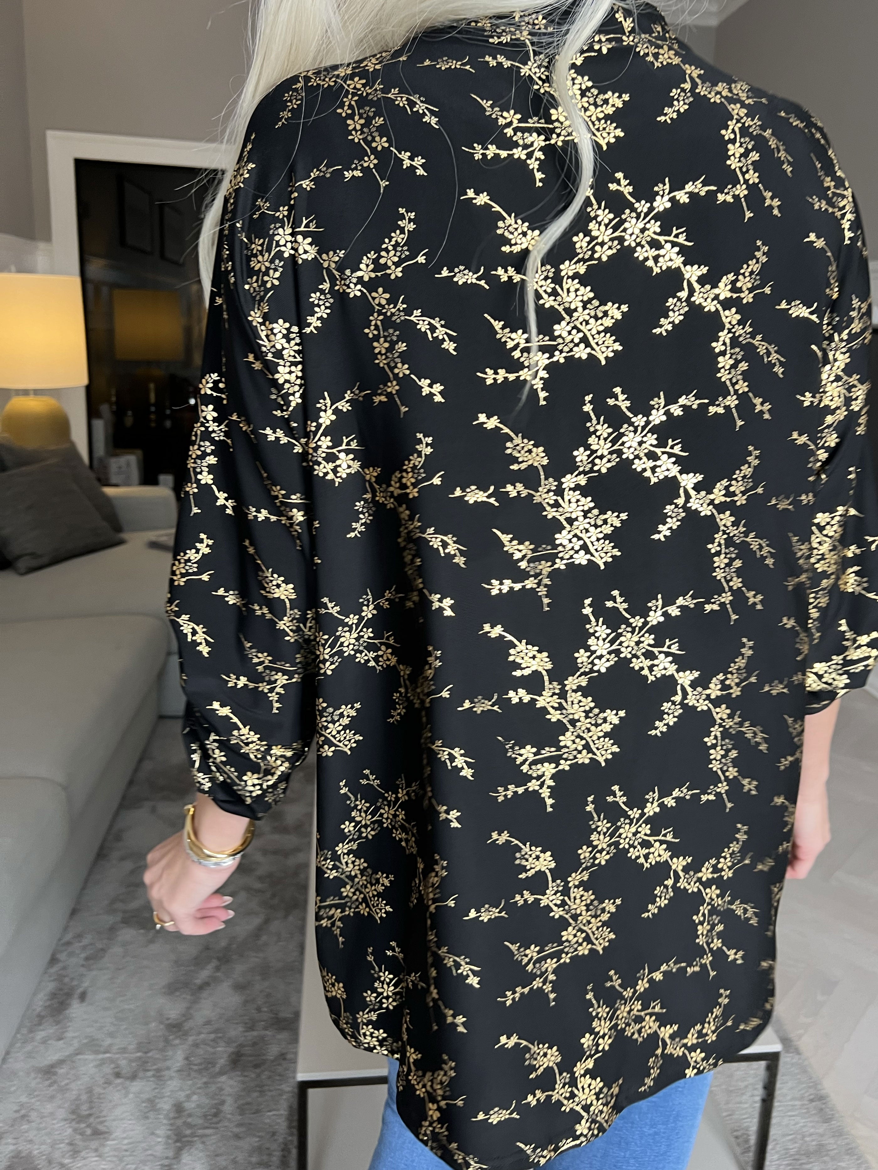 Ebba Gold - Sød bluse i elastisk stof med gulddetaljer