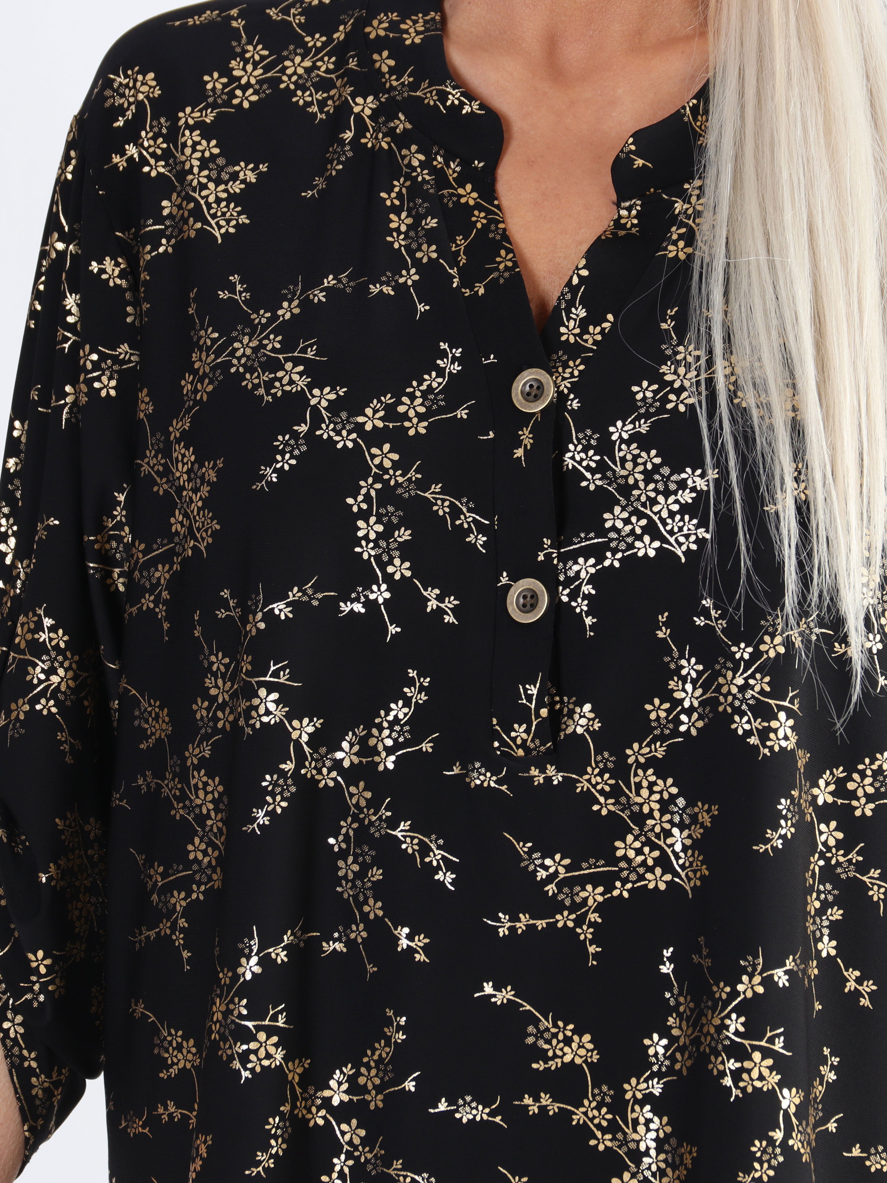 Ebba Gold - Sød plus size bluse i elastisk stof med gulddetaljer