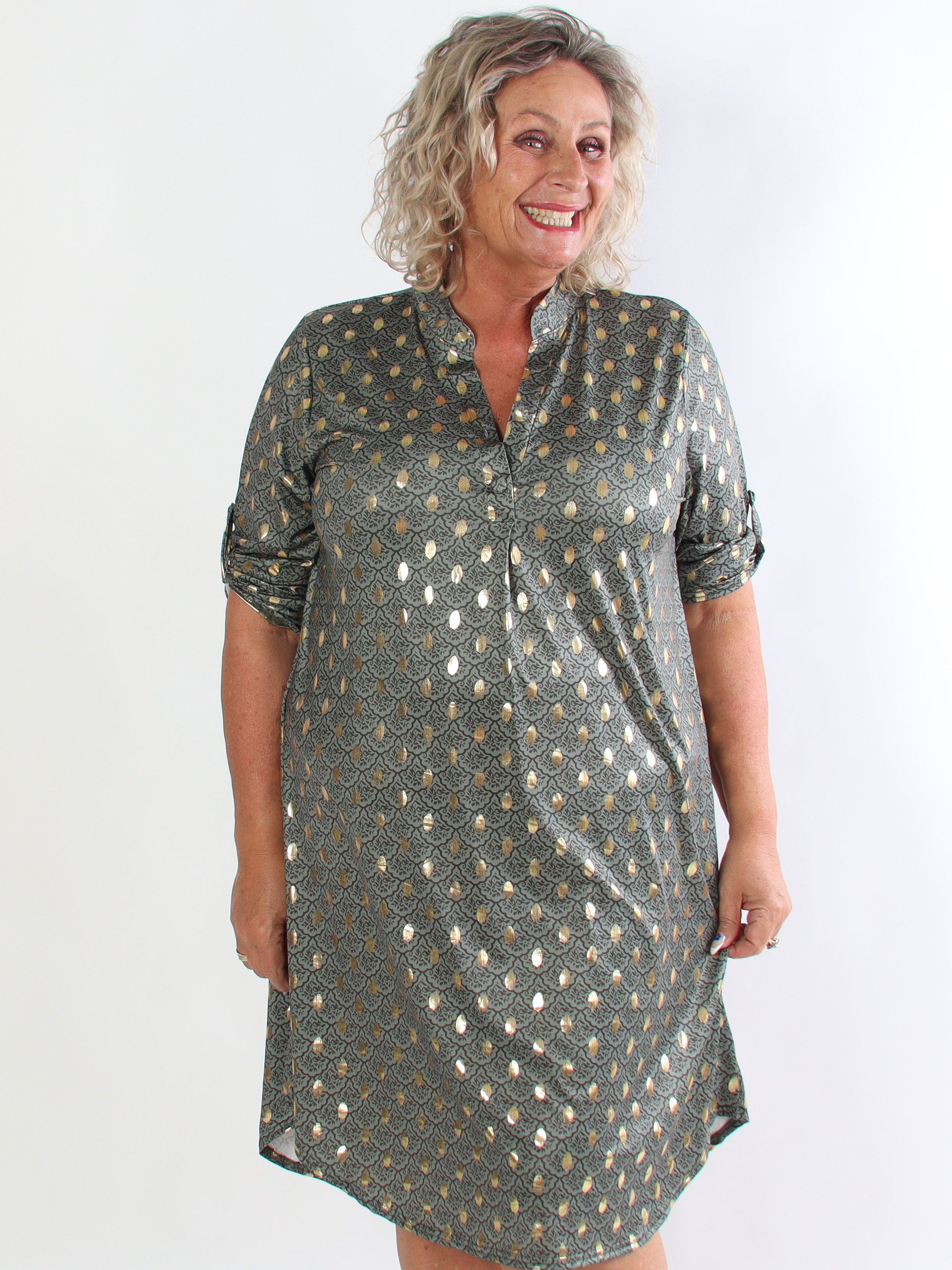 Ebba Marrakech - Elastisk plus size kjole med fint mønster og guld dutter