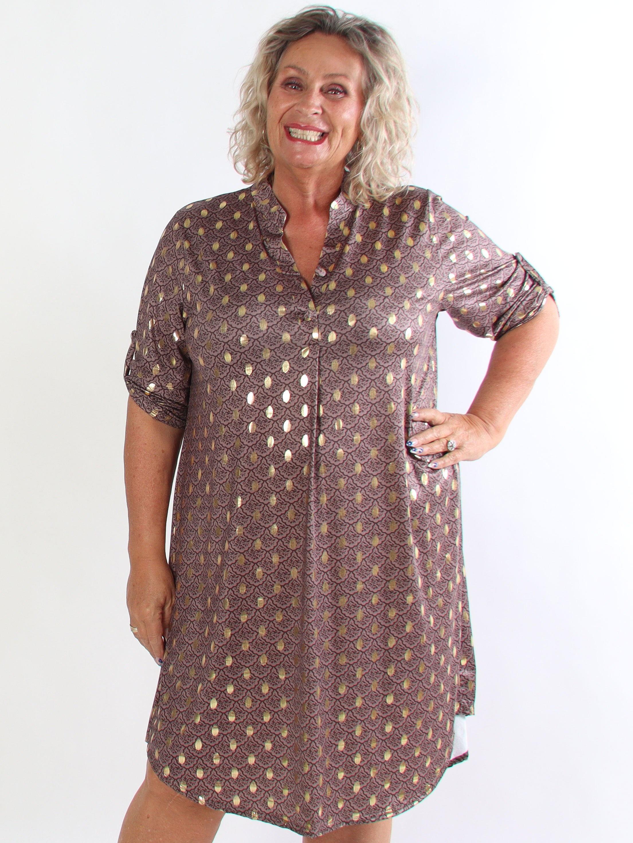 Ebba Marrakech - Elastisk plus size kjole med fint mønster og guld dutter