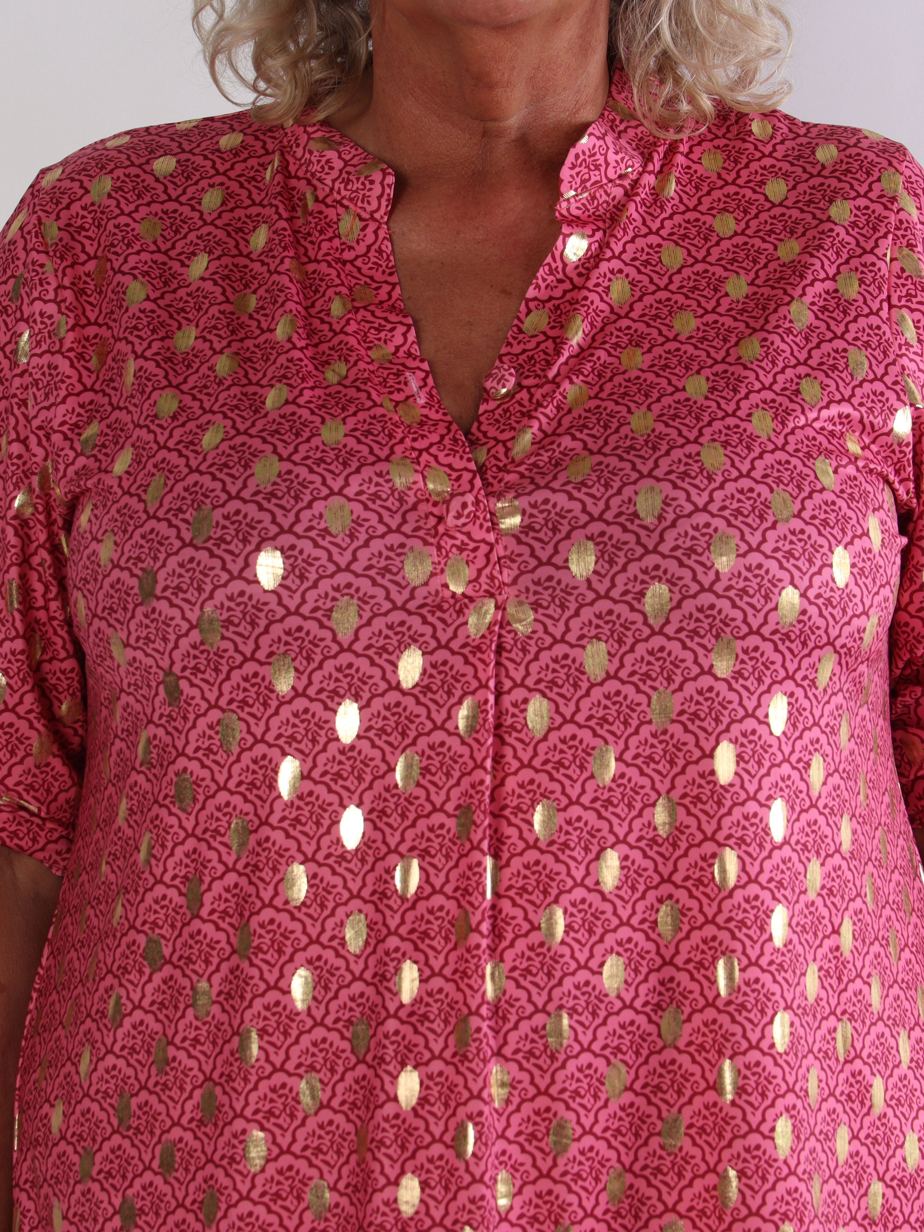 Ebba Marrakech - Elastisk plus size kjole med fint mønster og guld dutter