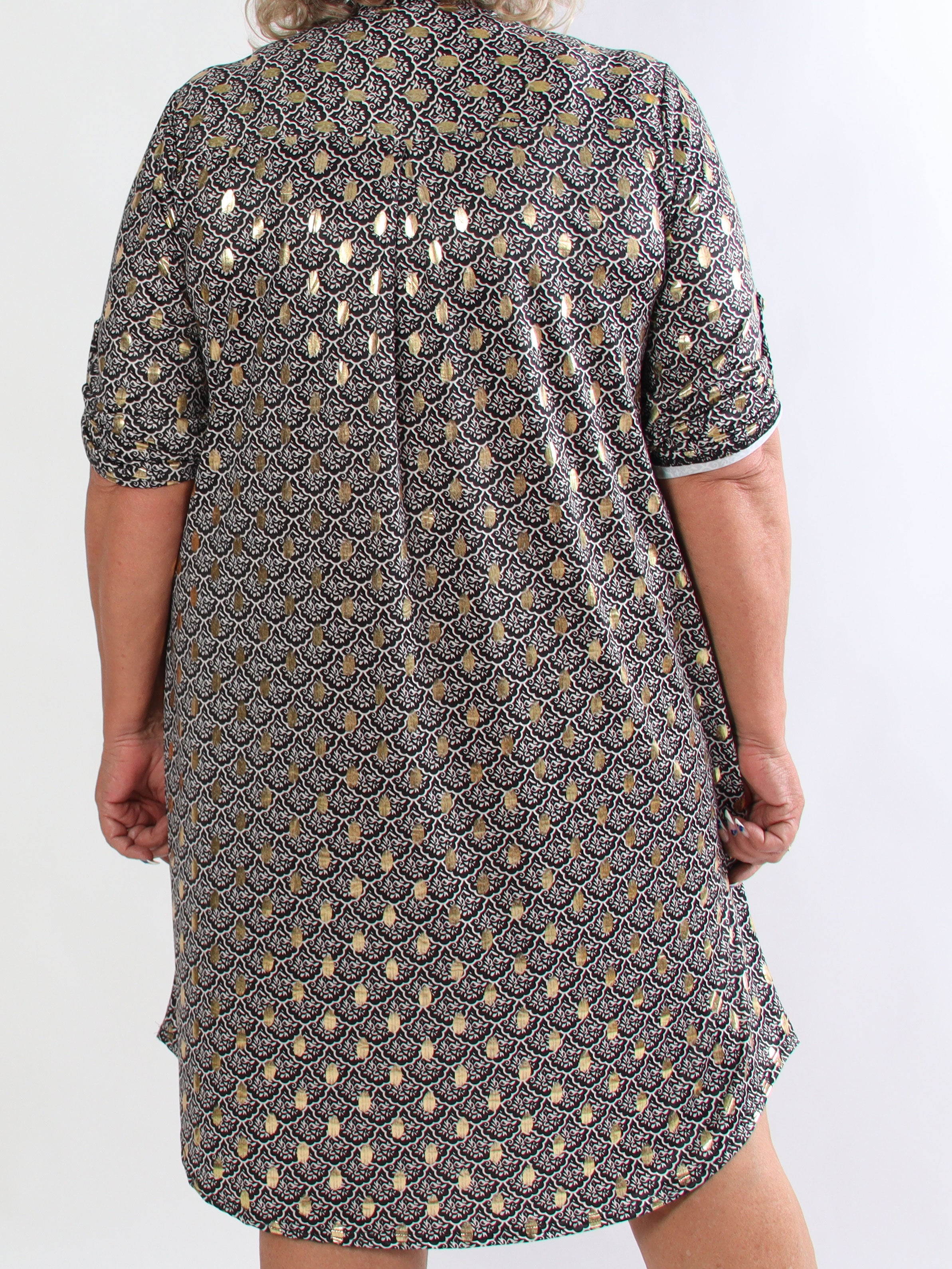 Ebba Marrakech - Elastisk plus size kjole med fint mønster og guld dutter