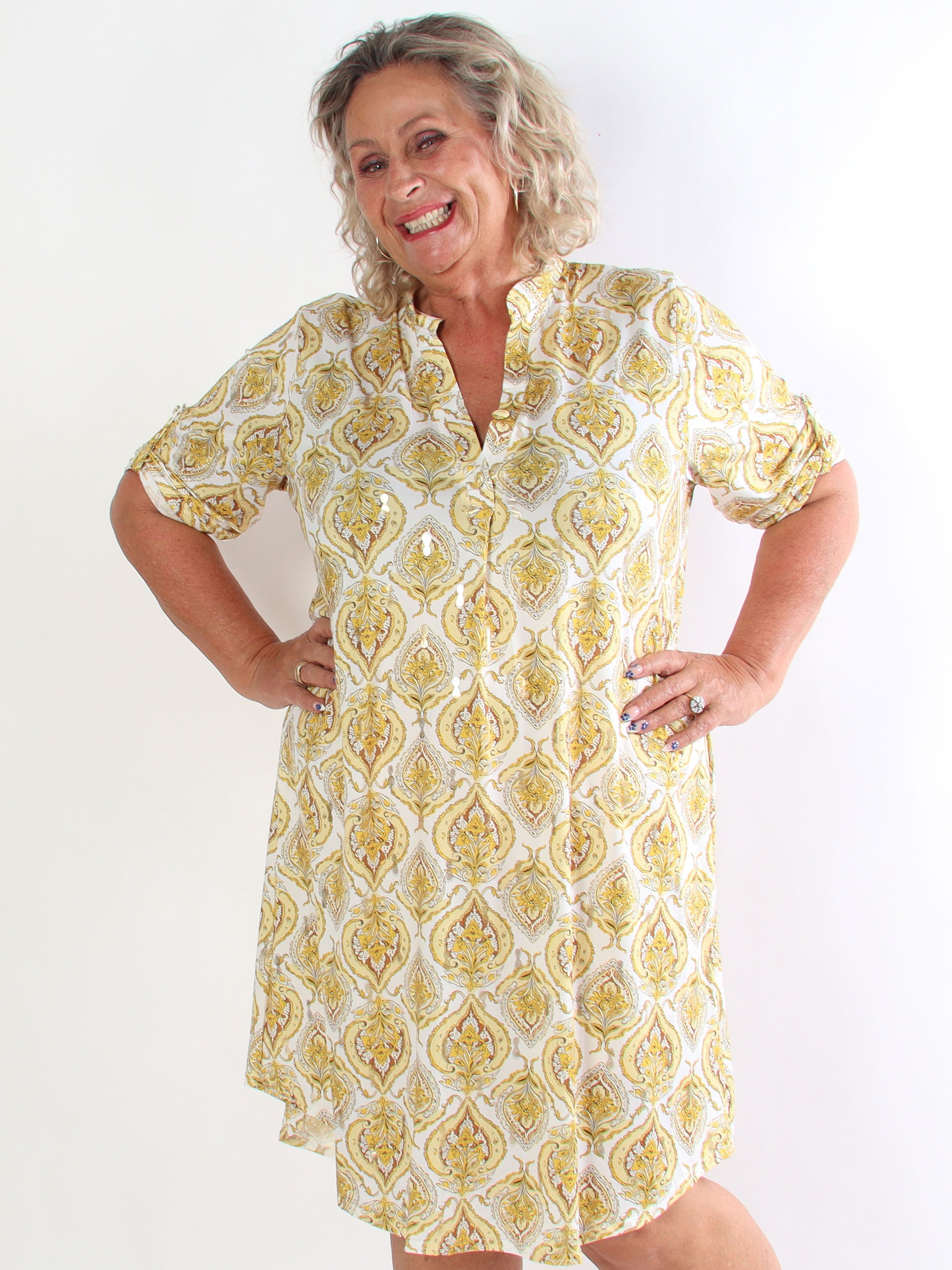 Ebba Oasis - Elastisk plus size kjole med fint mønster og guld detaljer