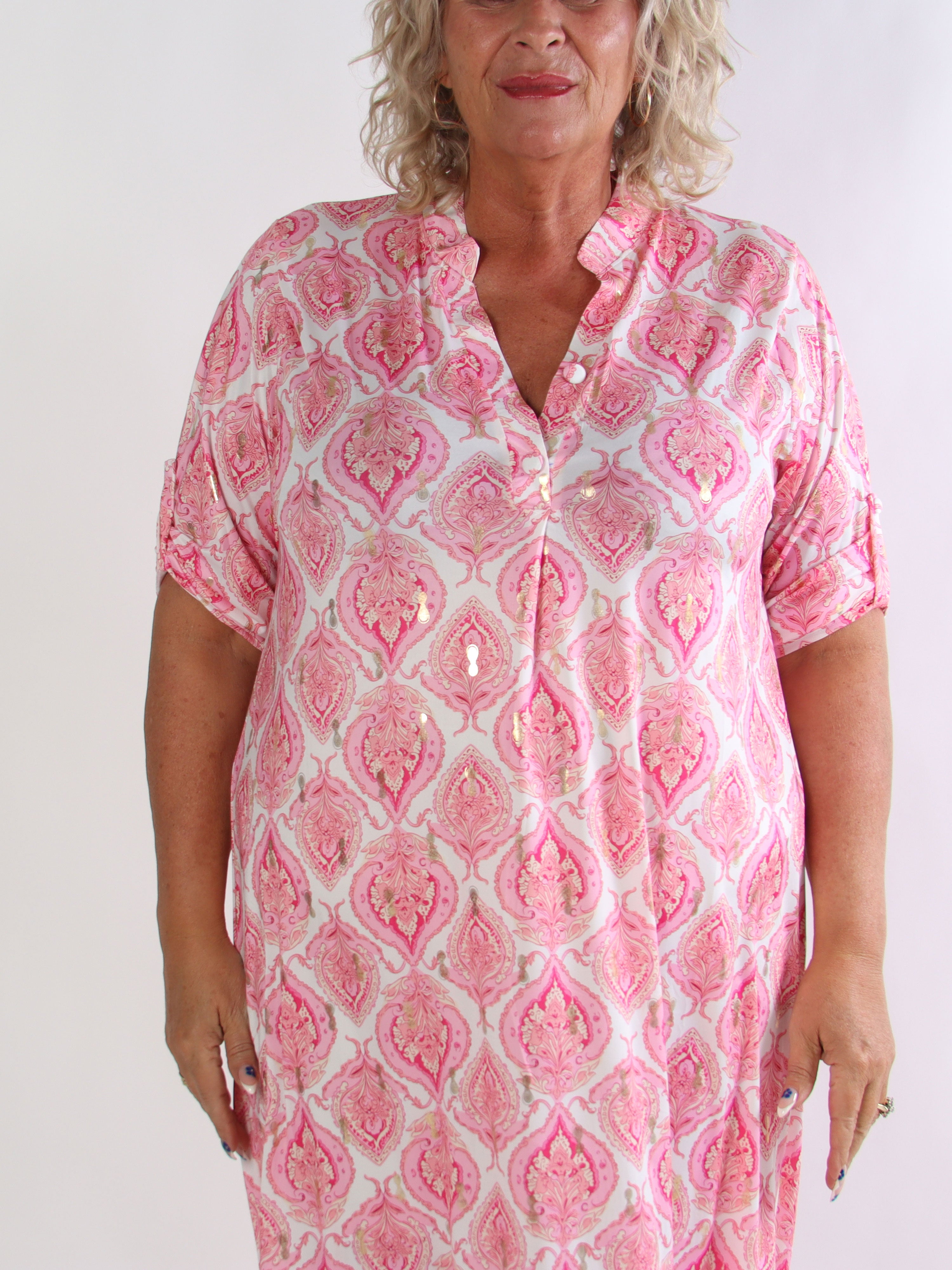 Ebba Oasis - Elastisk plus size kjole med fint mønster og guld detaljer