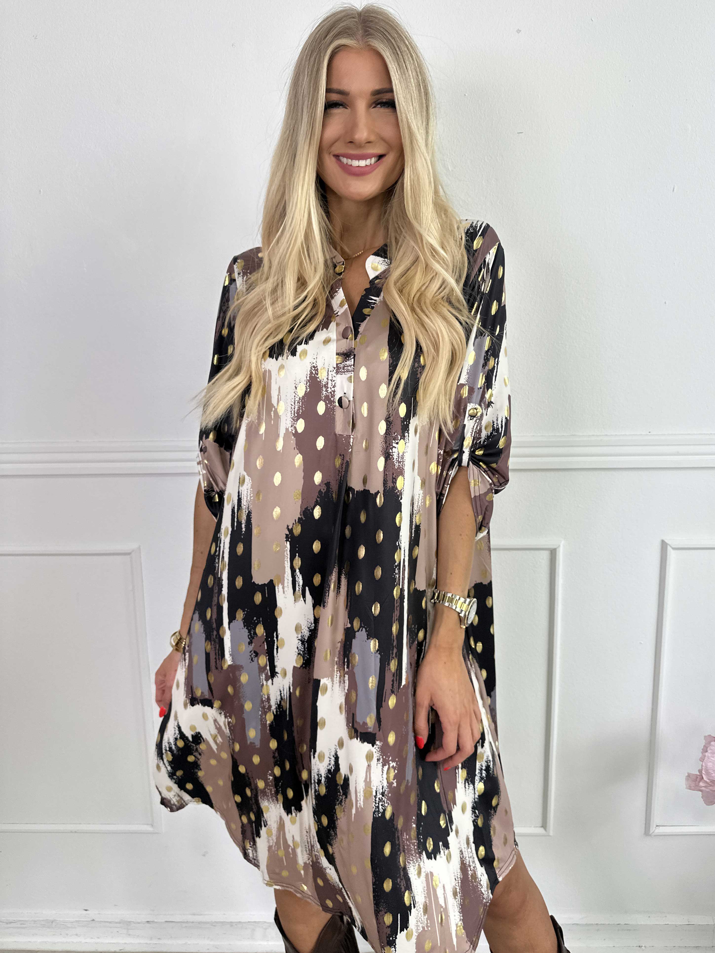 Ebba Paint Long - Elastisk flerfarvet kjole med guld dutter