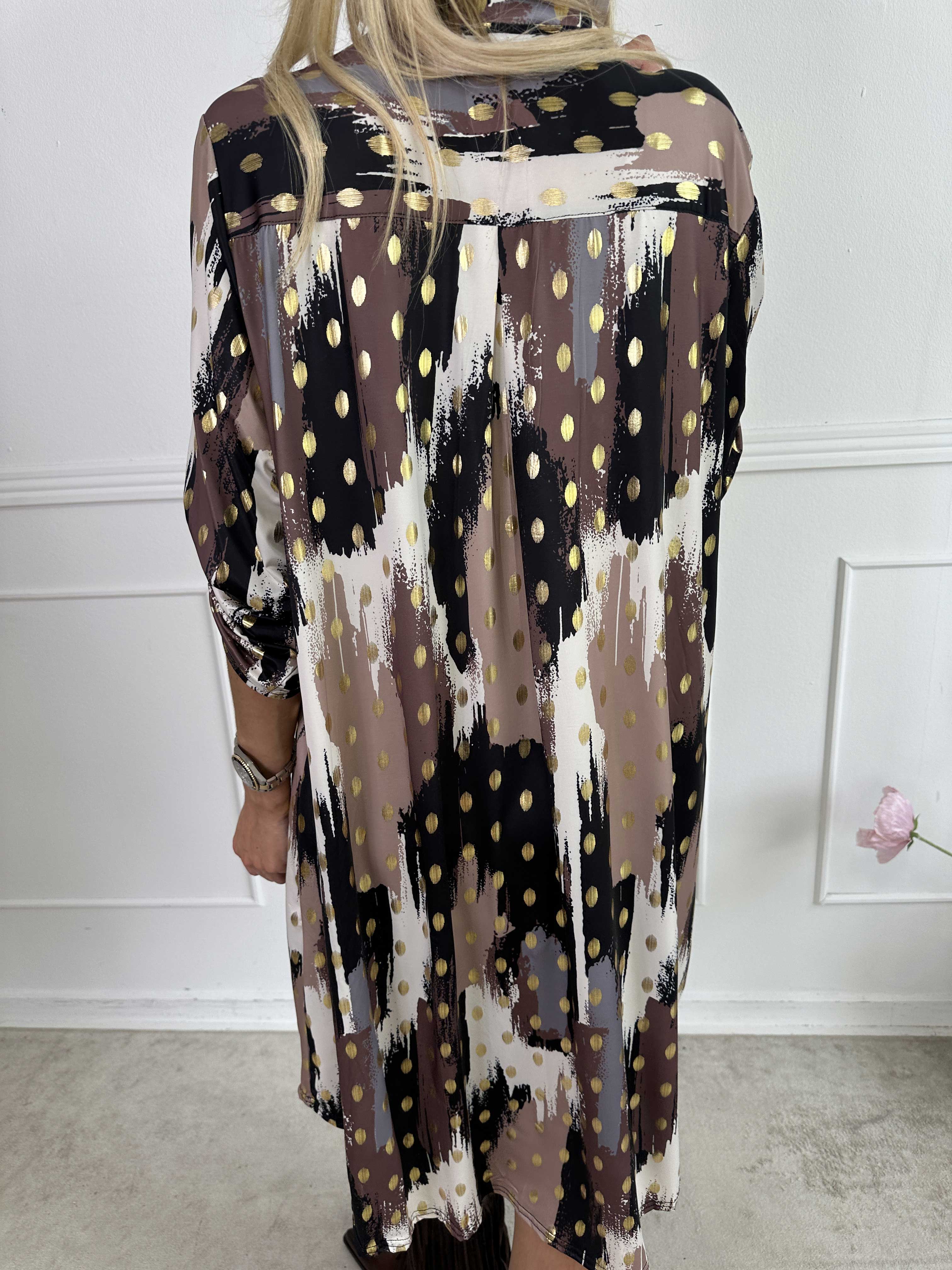 Ebba Paint Long - Elastisk flerfarvet kjole med guld dutter