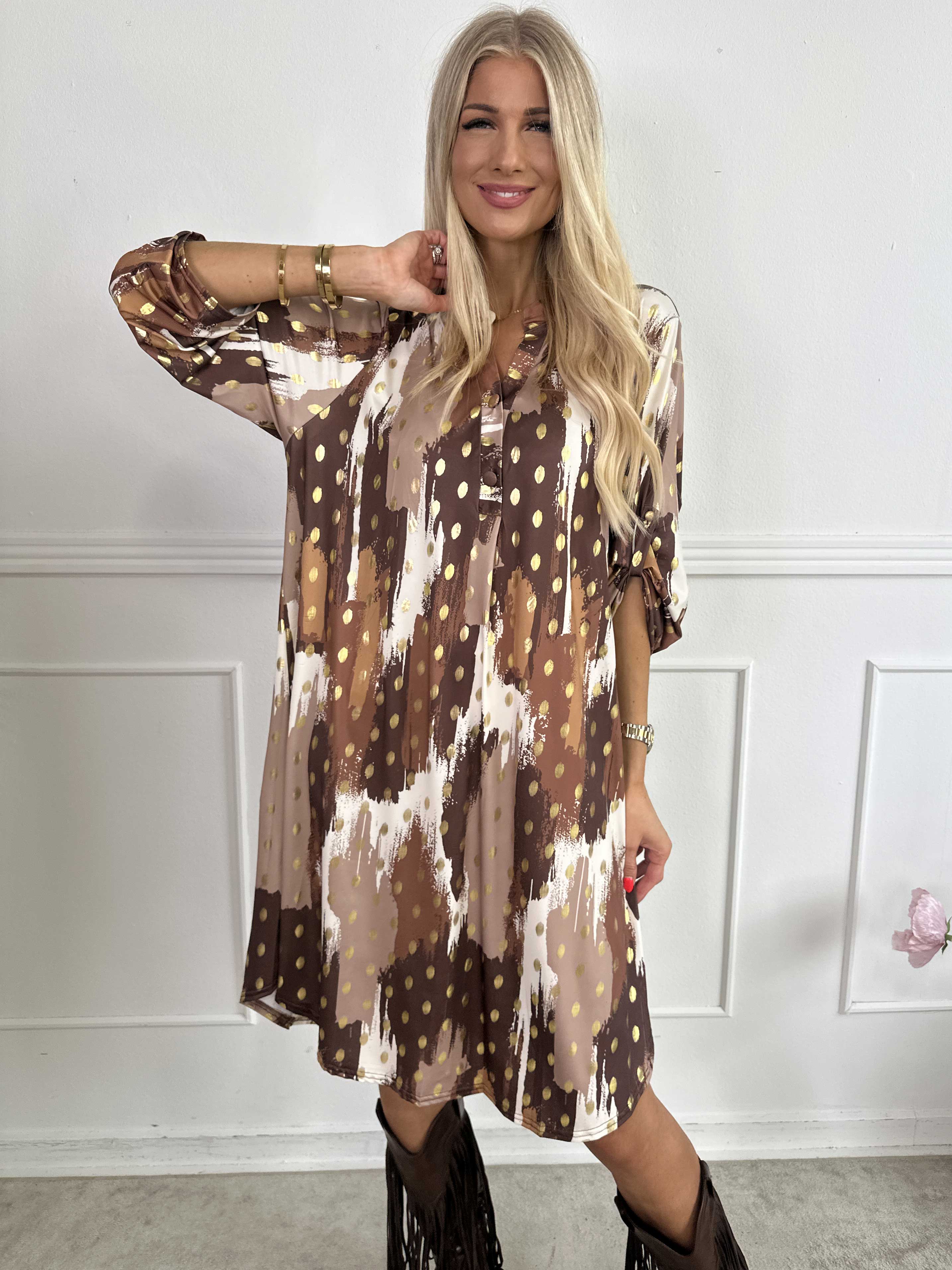 Ebba Paint Long - Elastisk flerfarvet kjole med guld dutter