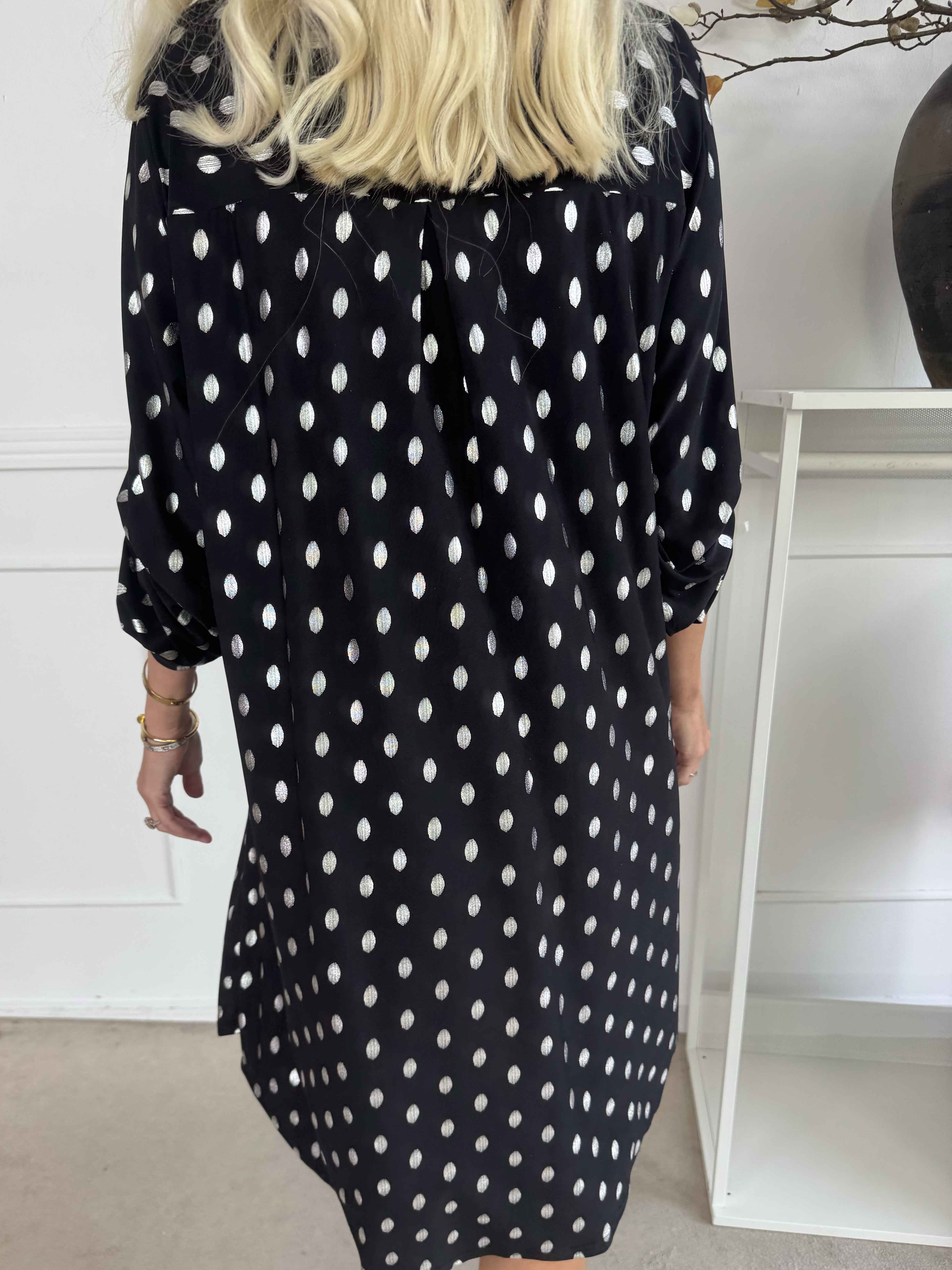 Ebba Silver Long - Elastisk kjole med sølv prikker