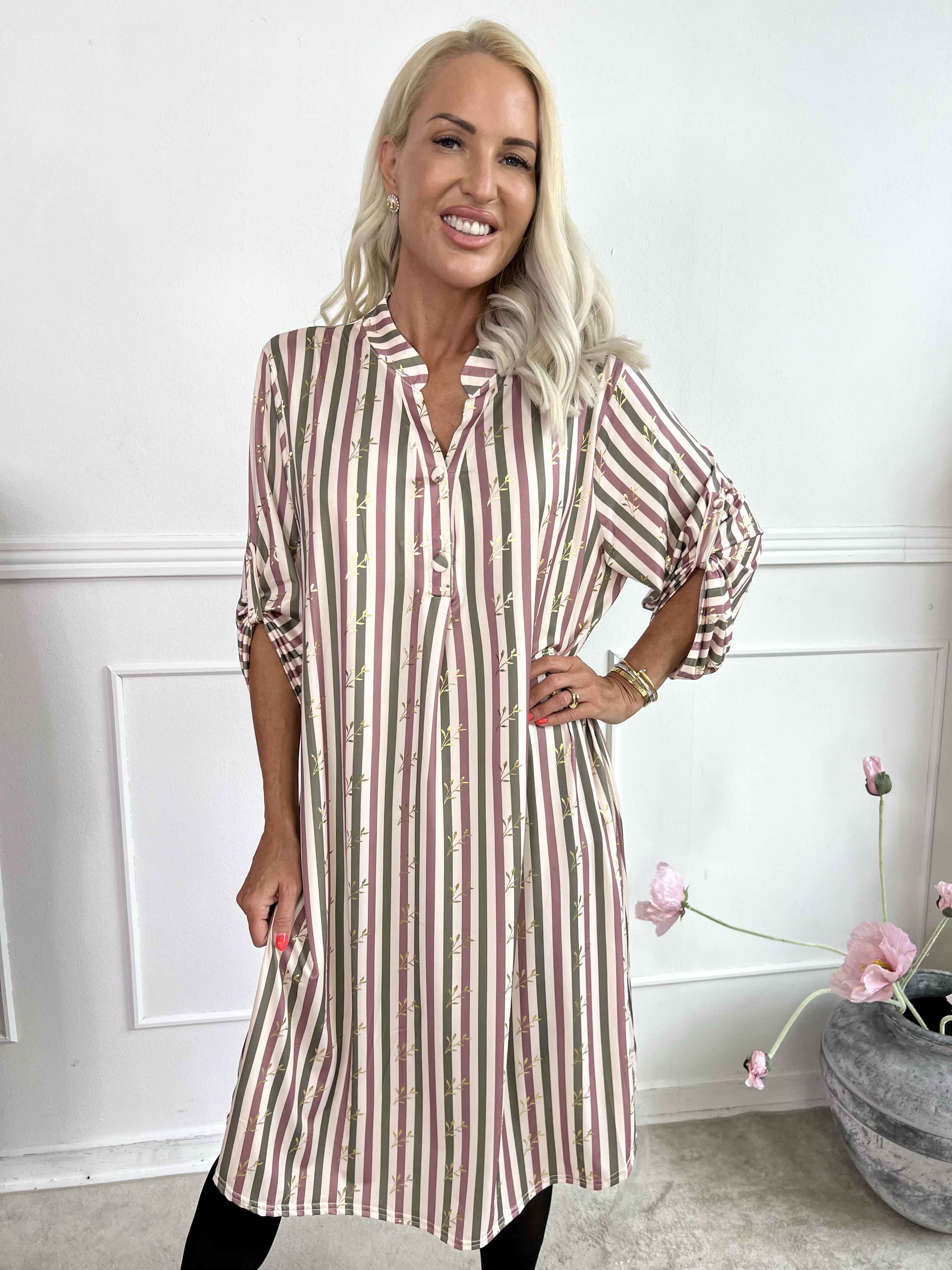 Ebba Stripe Long - Elastisk stribet kjole med guld blade