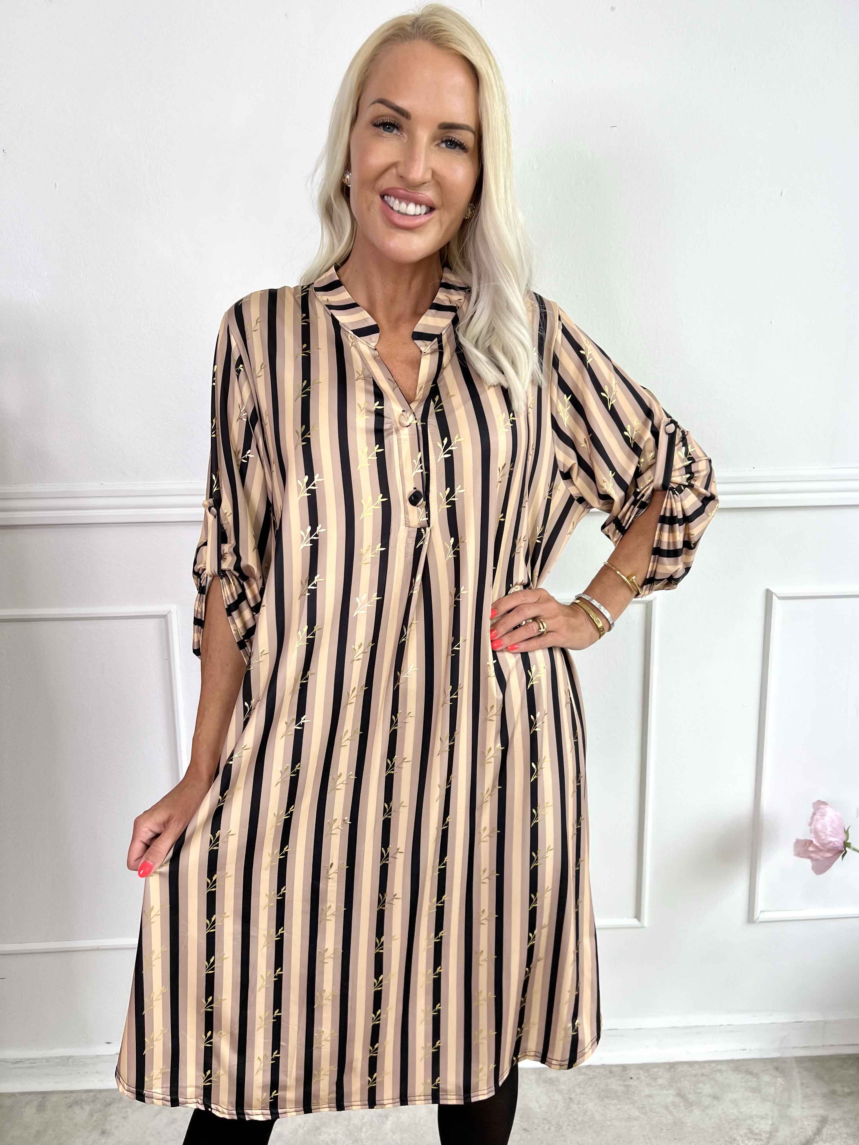 Ebba Stripe Long - Elastisk stribet kjole med guld blade