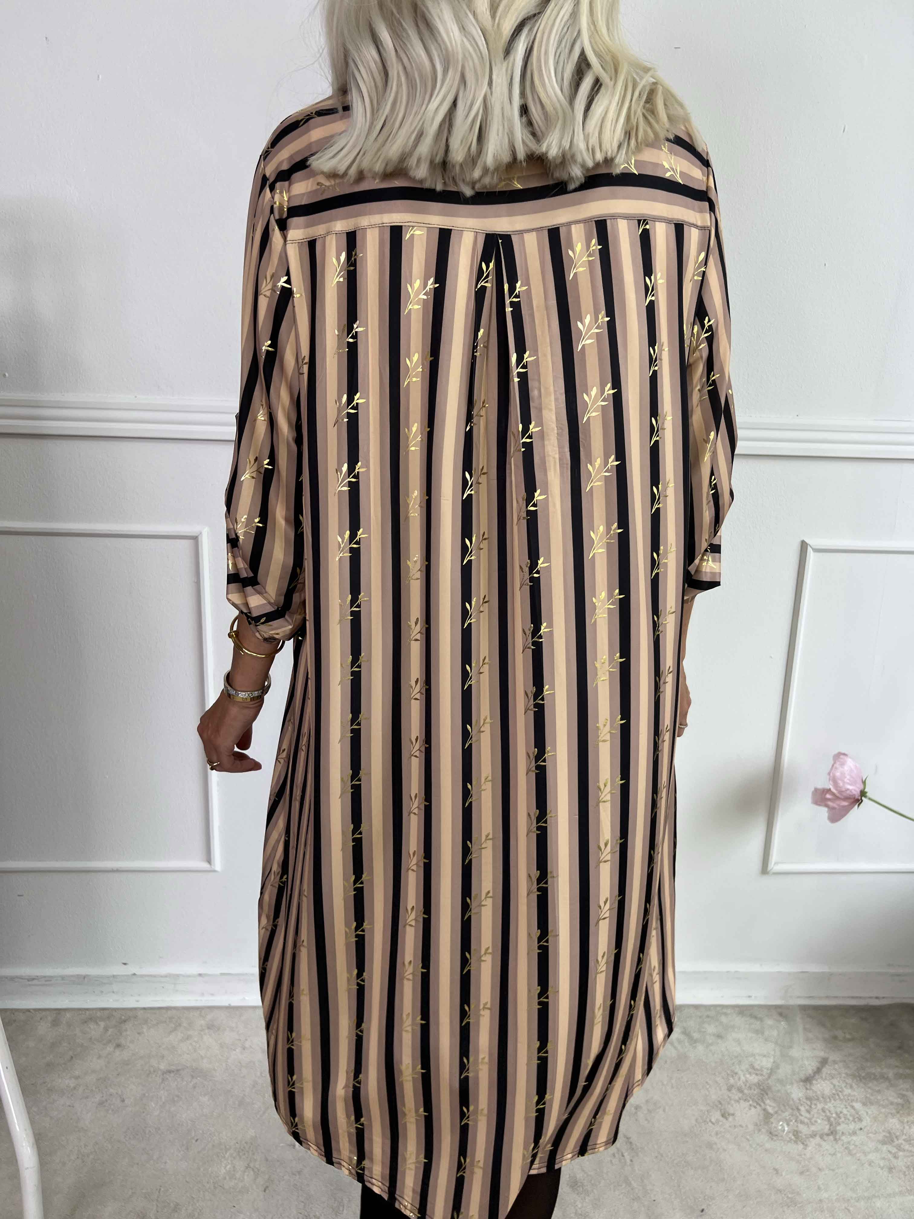 Ebba Stripe Long - Elastisk stribet kjole med guld blade