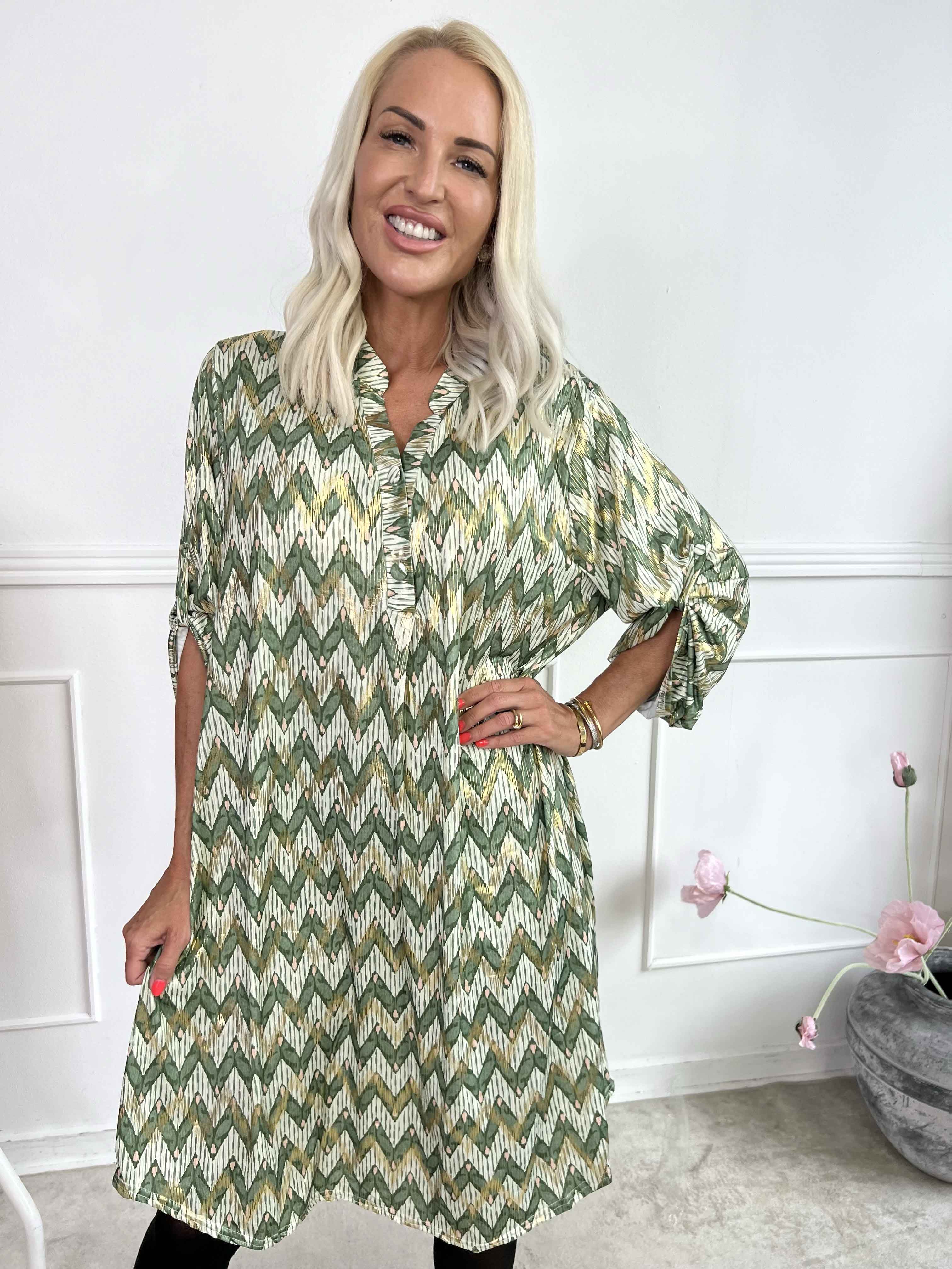 Ebba Zigzag Long - Elastisk mønstret kjole med guld detaljer