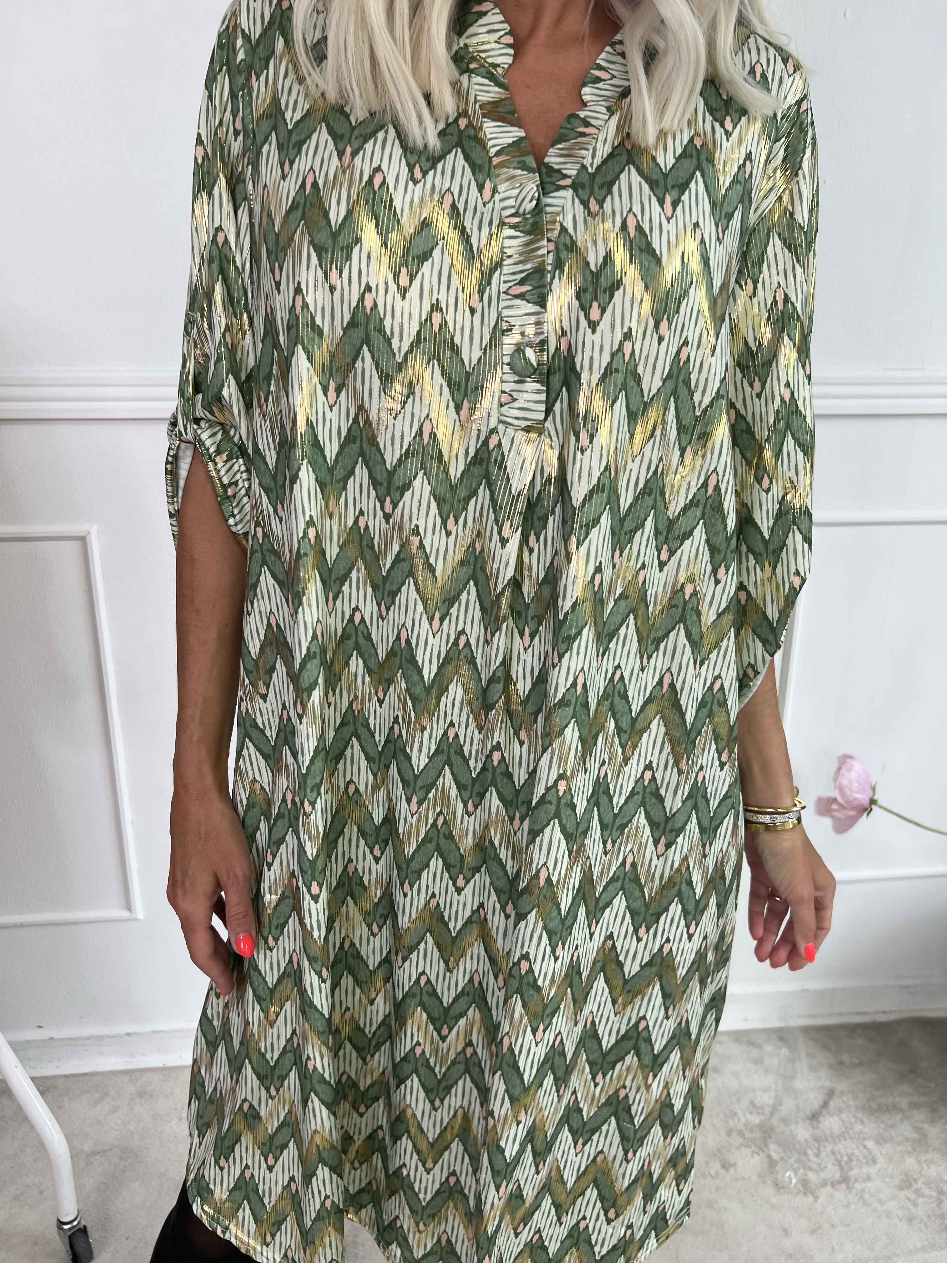 Ebba Zigzag Long - Elastisk mønstret kjole med guld detaljer