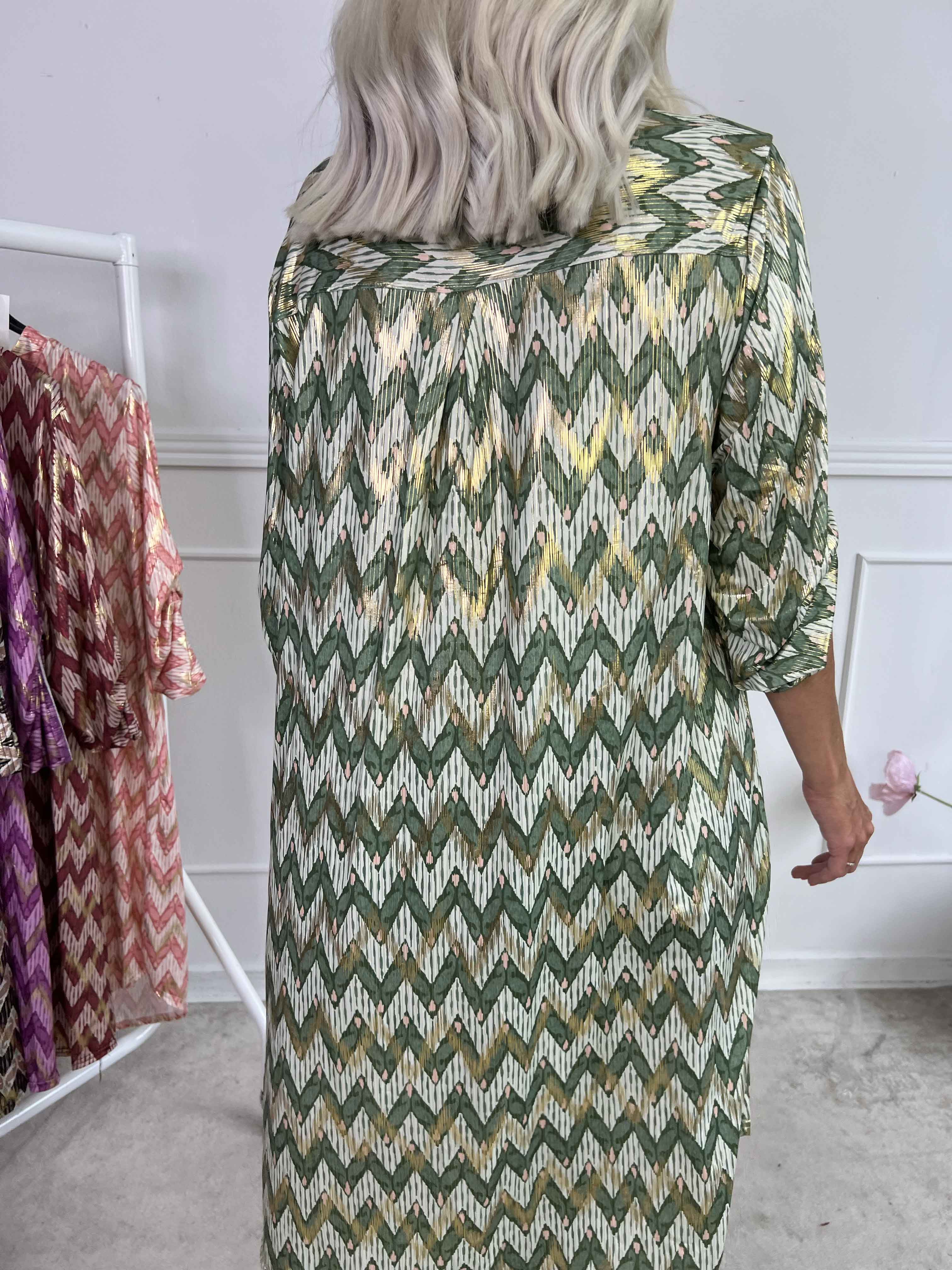 Ebba Zigzag Long - Elastisk mønstret kjole med guld detaljer